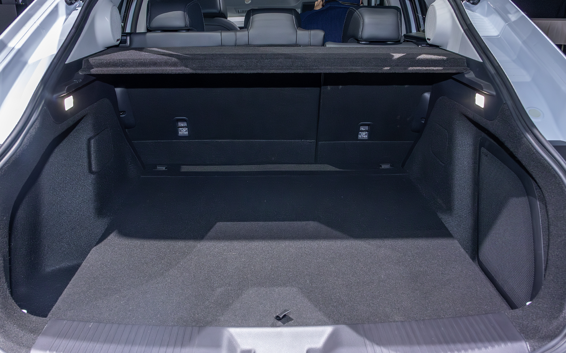 ラゲッジはハッチバックならではの大容量。フロアは2段の作りで、標準状態で29インチのスーツケース2個、ゴルフバッグも2個入る