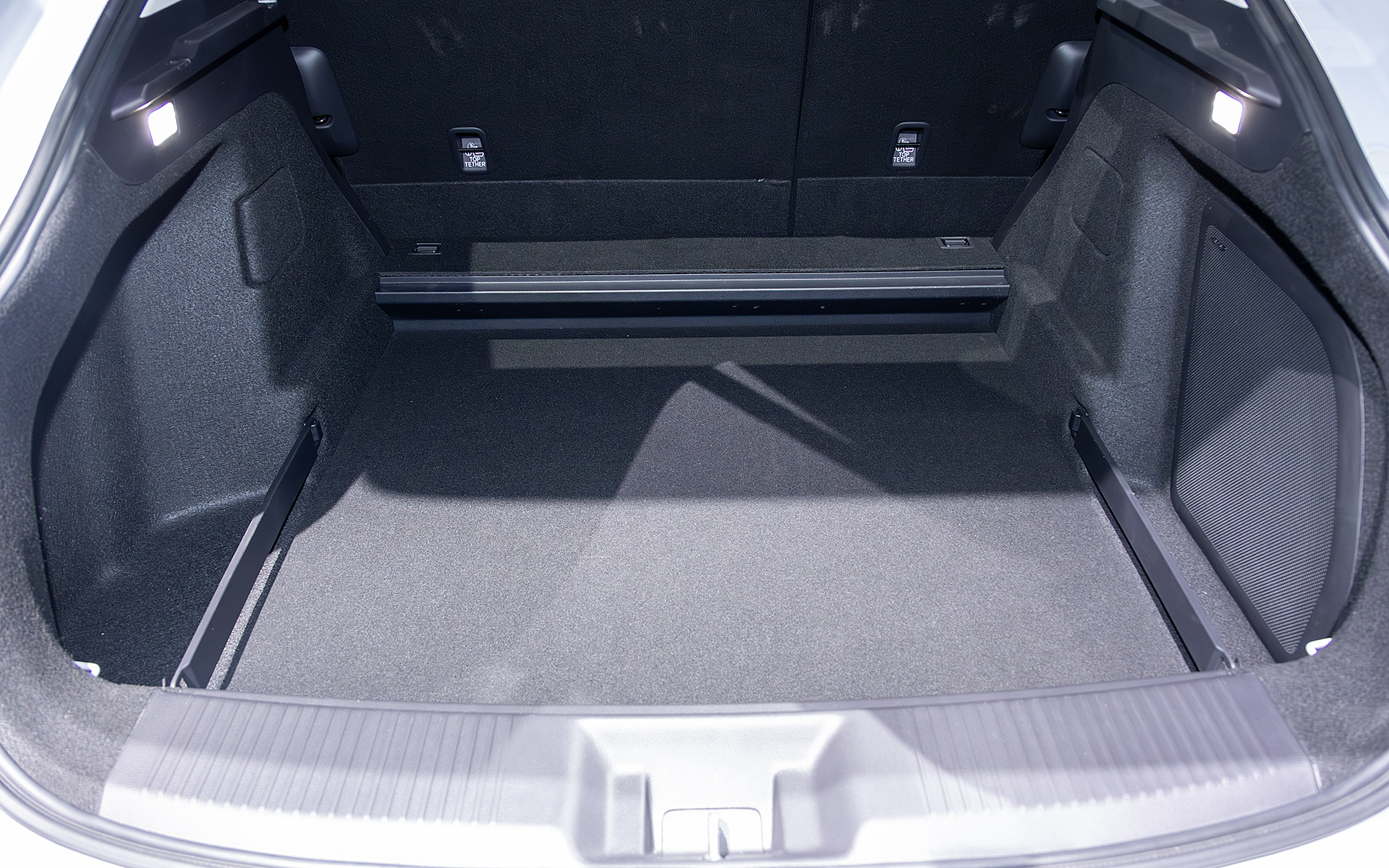 フロアのボードは1段下げることもできる。その際はスーツケース、ゴルフバッグとも＋1個の計3個が入る