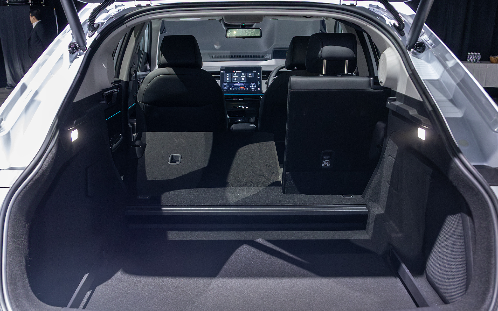 後席は分割可倒式なので長さのあるものも積むことができる