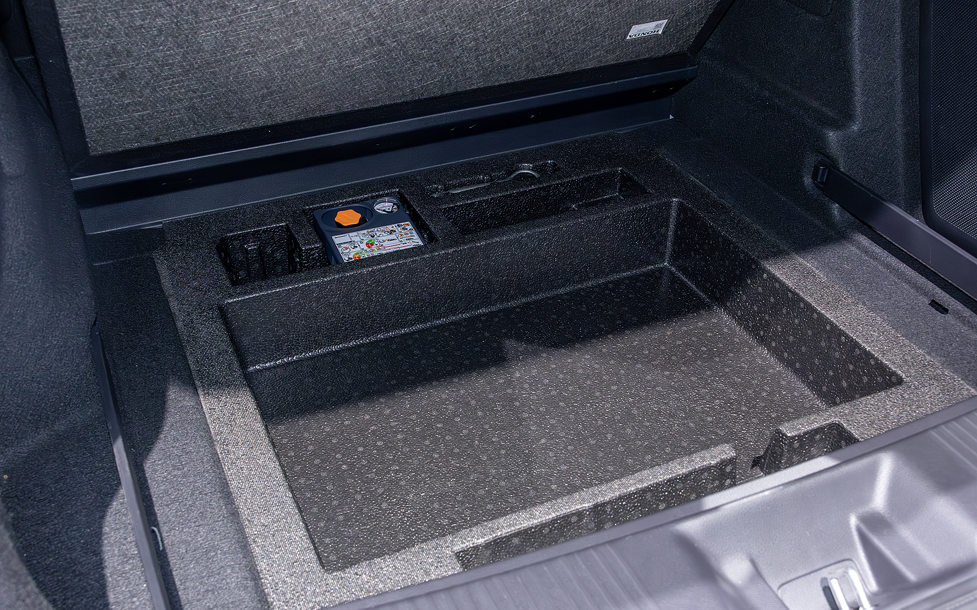 フロアボードの下はこのような物入れになっている