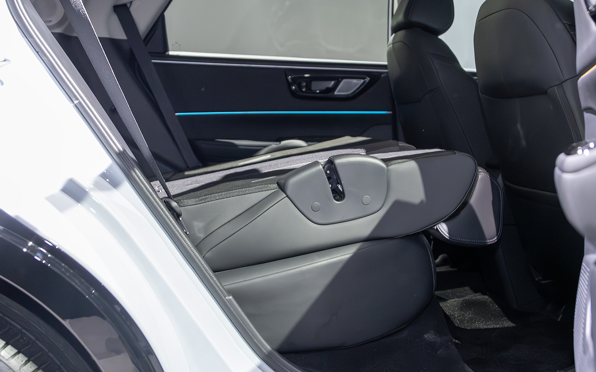 背面を前倒しした状態を横から見る。ホンダ車によくある座面チップアップ式ではないので、ラゲッジのフロアに対してフラットではなく傾斜がつく