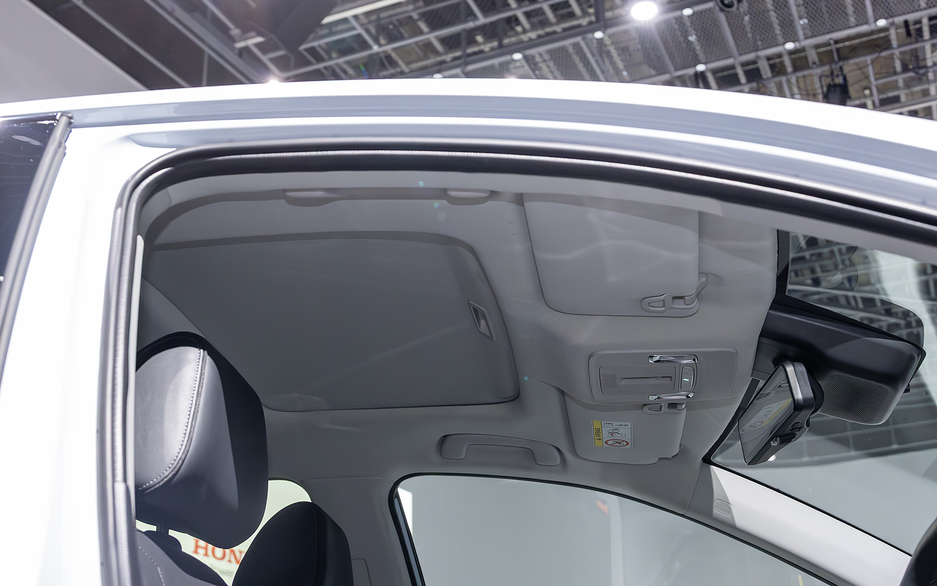 開放、ガラスルーフ、シェードという構造