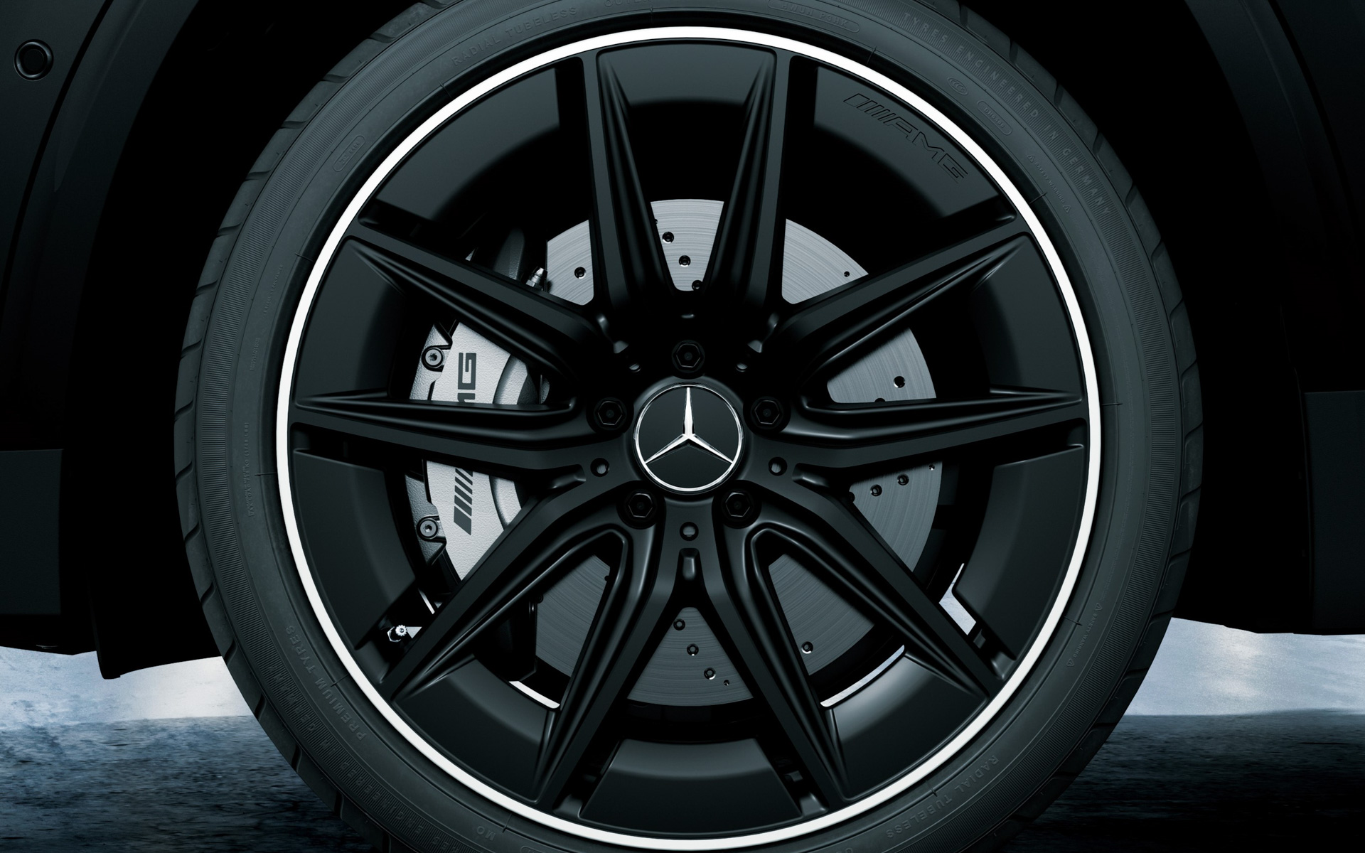 ホイールにはブラックの「20インチ AMG アルミホイール」を採用