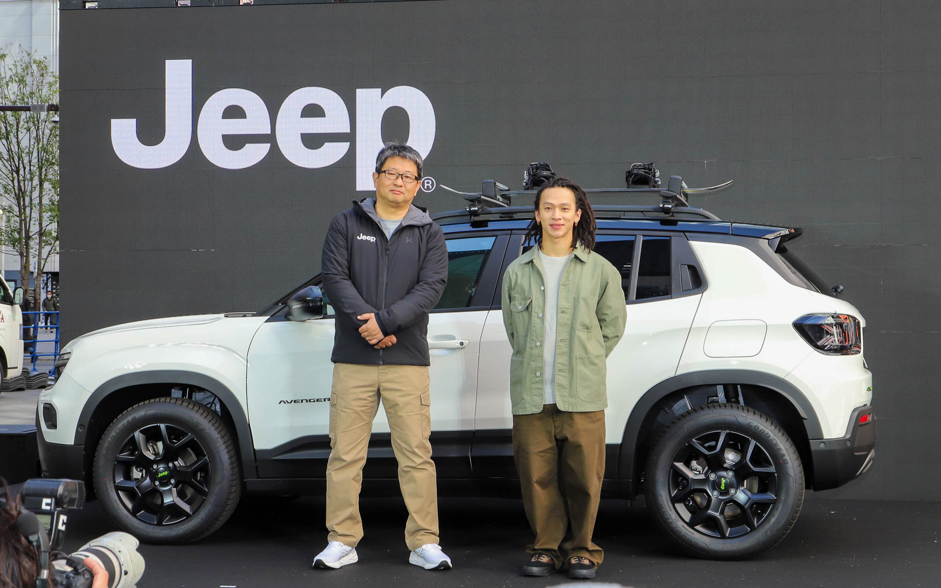 ジープ「アベンジャー 4xe ハイブリッド」の発表会に登壇したStellantisジャパン株式会社 代表取締役社長 成田仁氏（左）と、ブランドアンバサダーの平野歩夢氏（右）