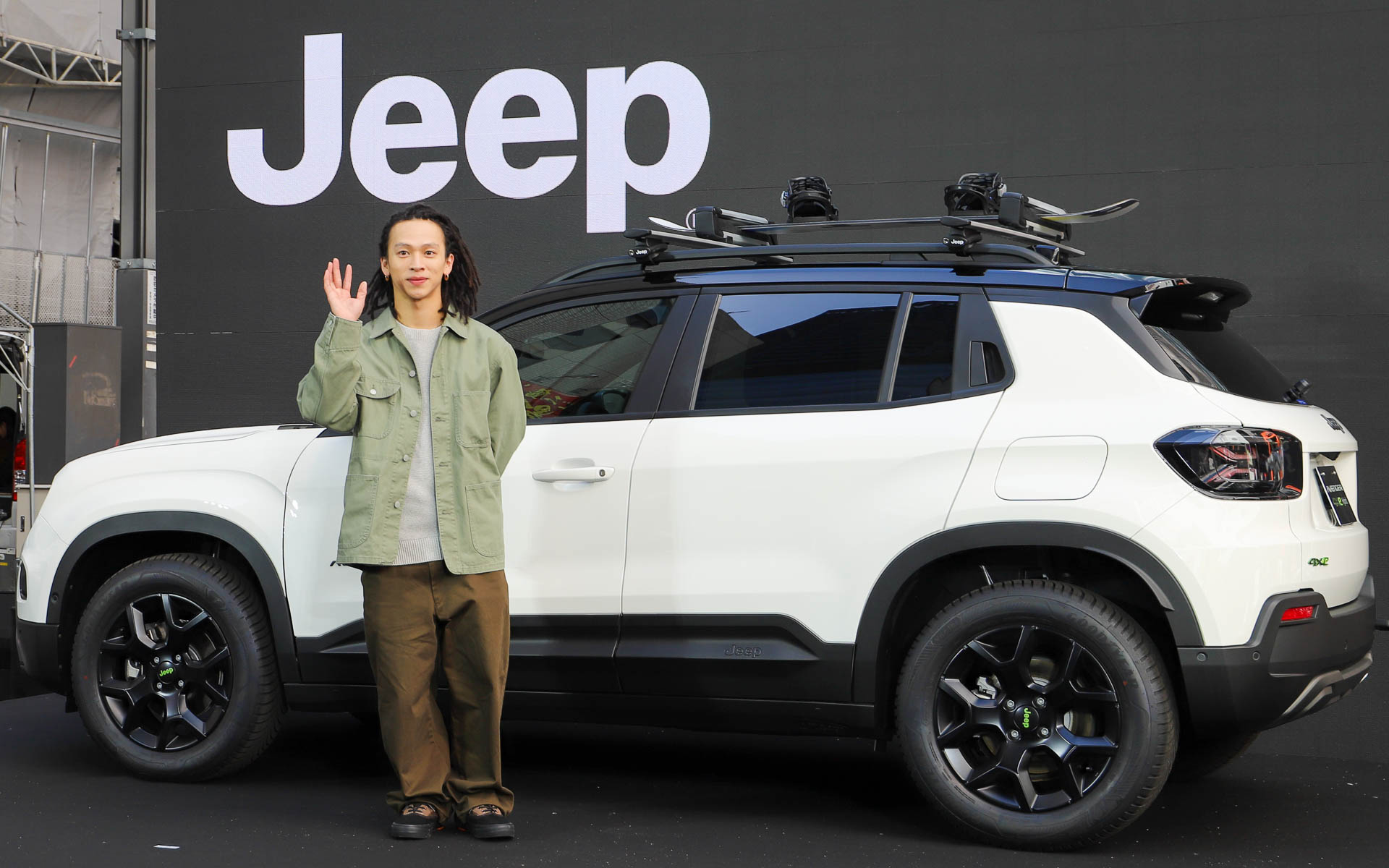 アベンジャー 4xe ハイブリッドと平野氏