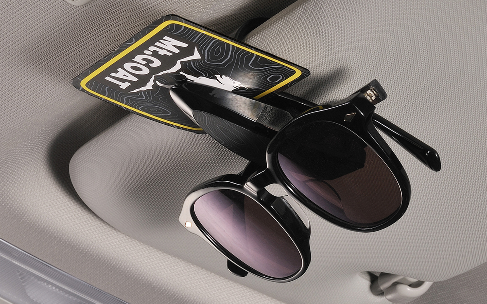 サンバイザーに取り付けて使えるサングラスクリップ。Amazonでは999円、楽天市場では1280円