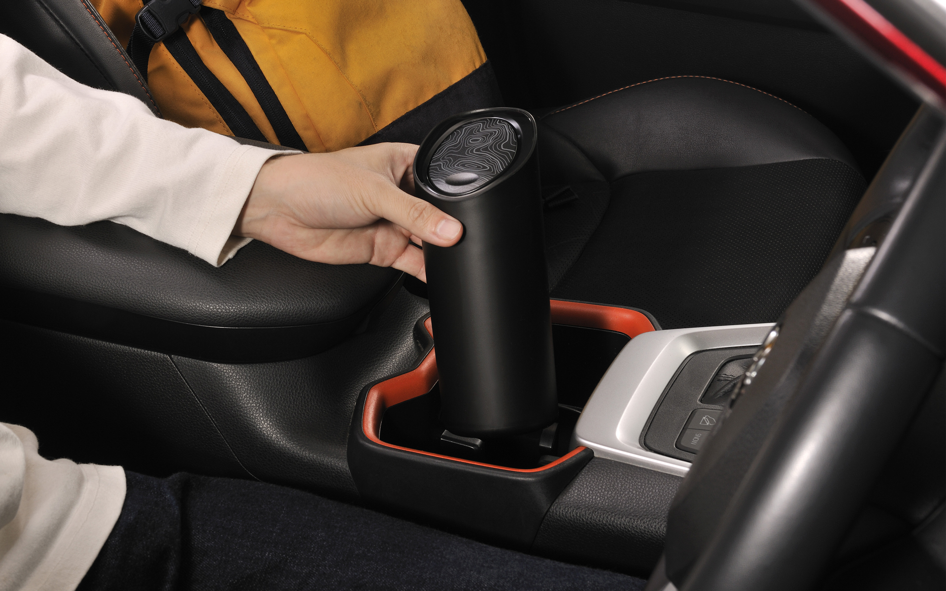 ソフトゴミ箱は、カップホルダーに最適なサイズ設計で、やわらかいエラストマー樹脂を採用しているので走行中のカタカタ音も軽減してくれる。Amazonでは1581円、楽天市場では1680円