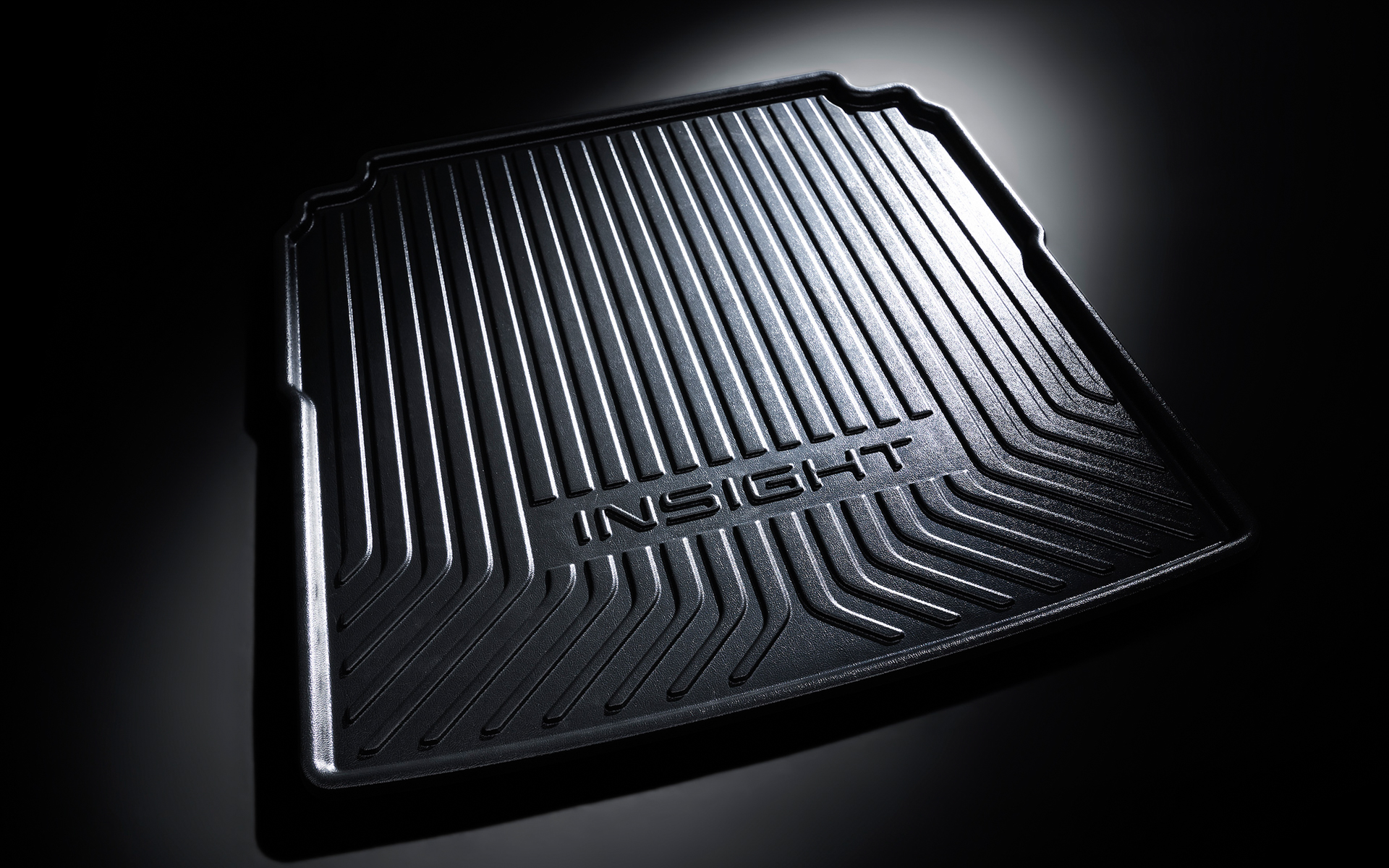 濡れた荷物も気にせずに積める縁高タイプの防水仕様のラゲッジトレーは、簡単に取り外して丸洗いも可能