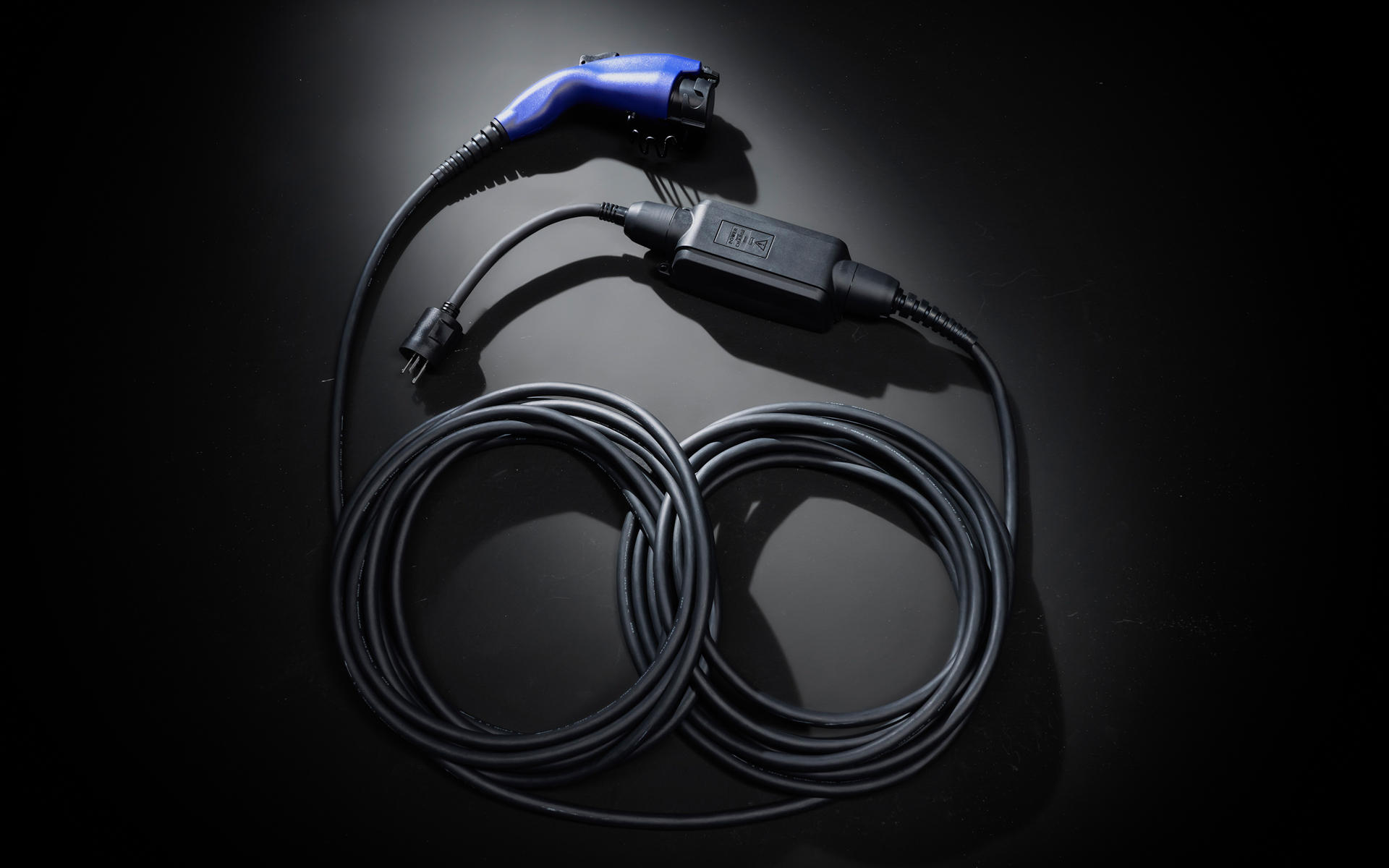 自宅で効率よく充電できる充電ケーブル。普段からクルマに積んでおけば外出先でも充電が行なえる