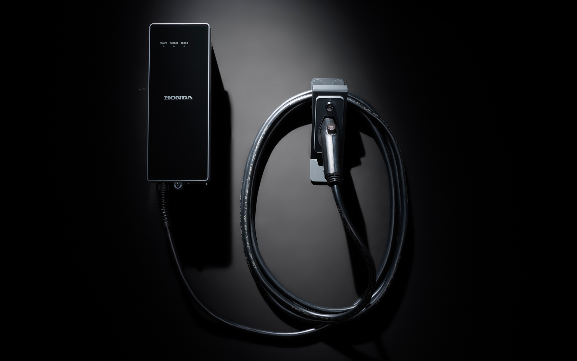 充電コネクターを充電ポートに差すだけで充電が開始される普通充電器（Honda EV Charger）。6kWの高出力でフル充電までの時間を短縮できる