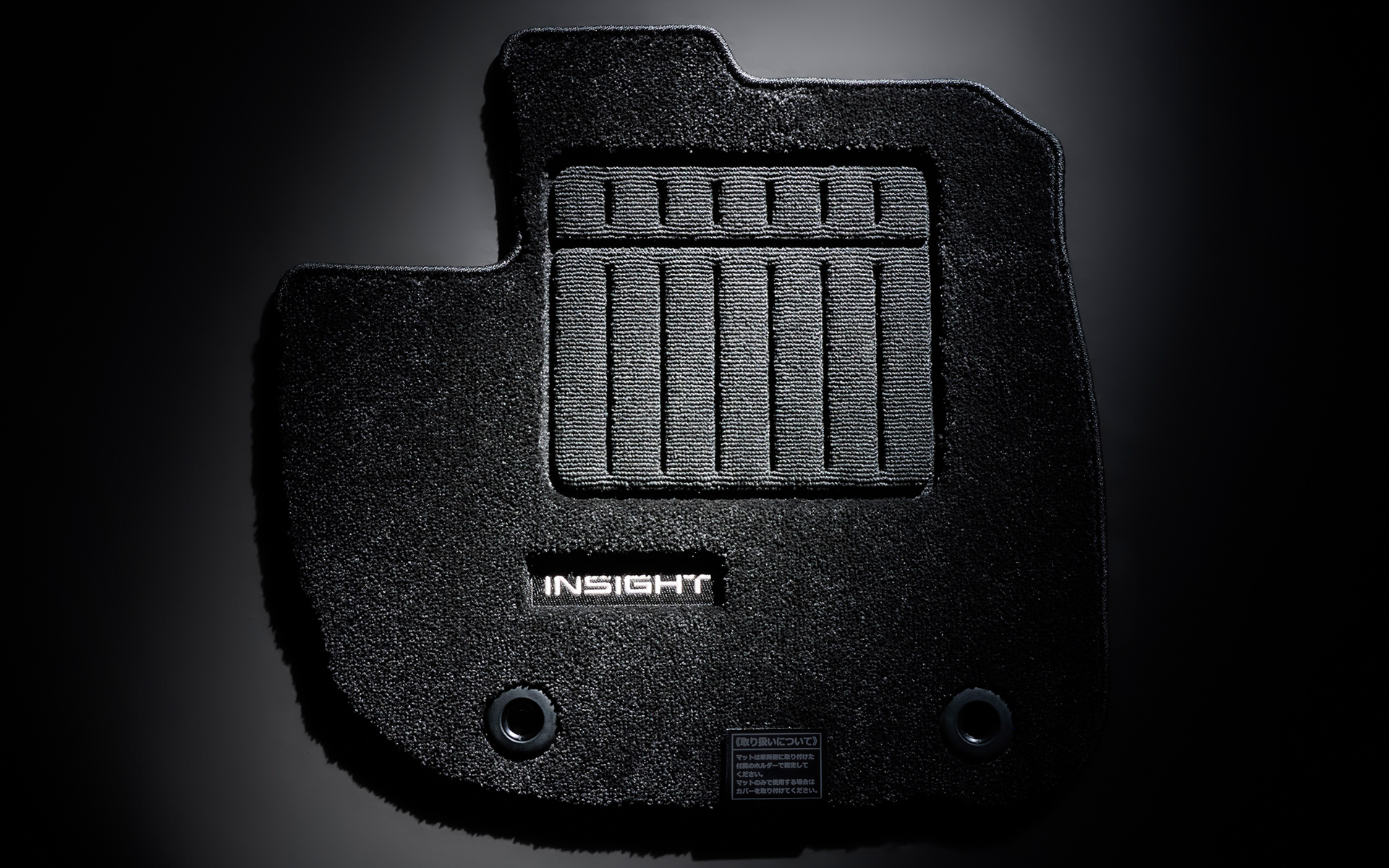 高級絨毯のような柔らかさと室内に調和する上質なデザイン。のフロアカーペットマット（プレミアムタイプ）。ヒールパッドは毛足を短くして摩耗性を高めるなど、機能性も追求したマットで、リサイクルPET素材の使用、軽量化など環境負荷の低減に配慮した製品