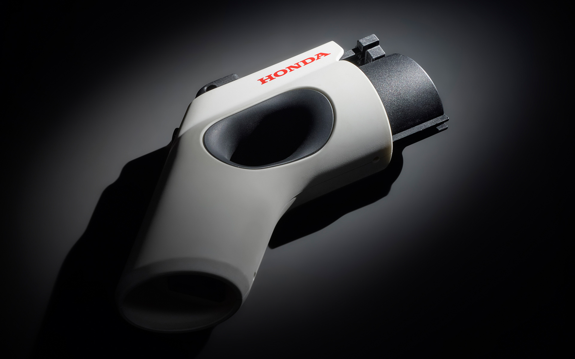 EVの普通充電ポートに差し込んで使用するAC外部給電器（Honda Power Supply Connector）は、本体後部のコンセントからAC100Vの電力供給が可能。レジャーなどで電化製品が使えるほか万一の備えとしても役立つ