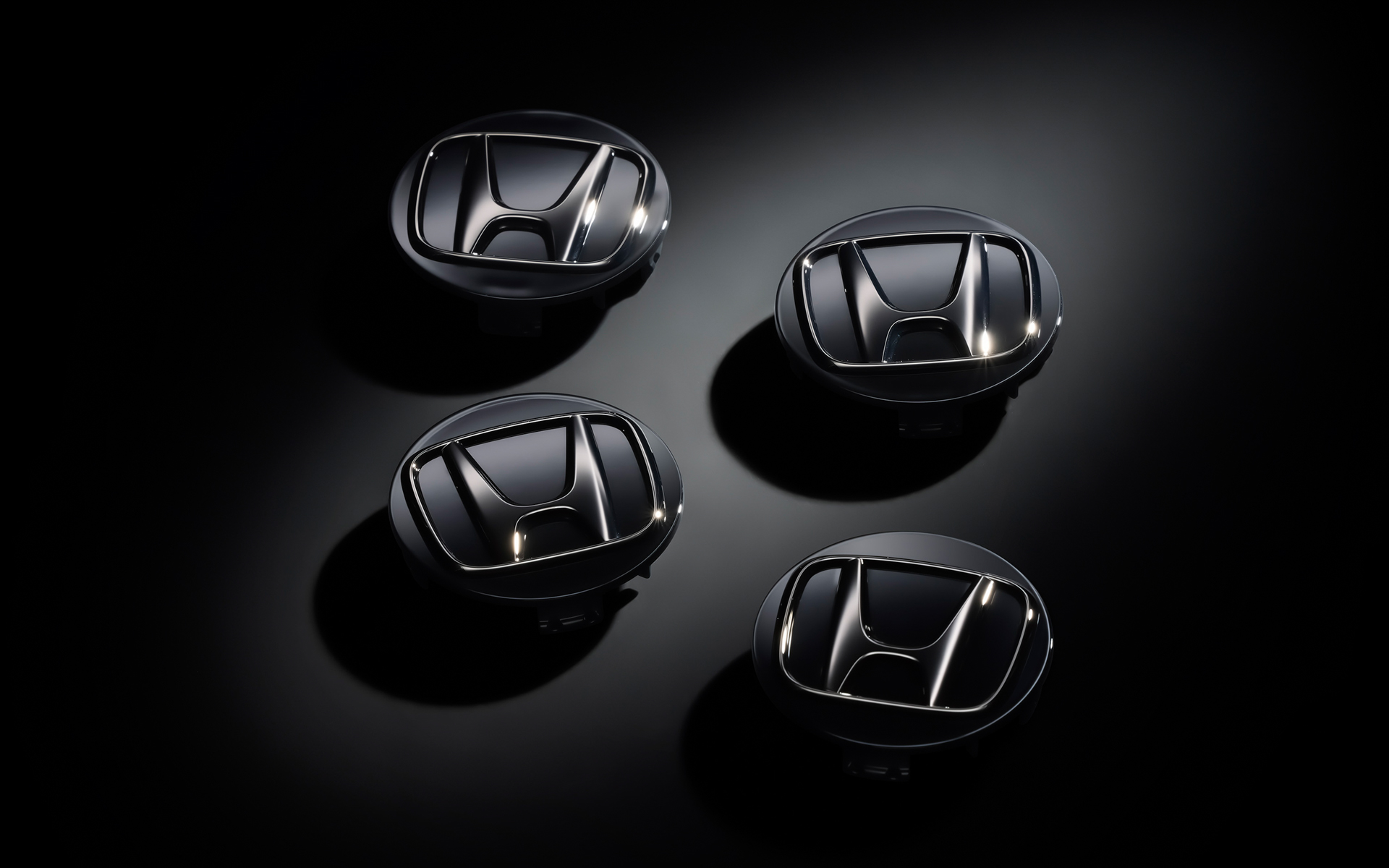 アルミホイールセンターキャップ（ブラックHマーク）は、ホイールの質感をさらに高めるブラッククロームを採用