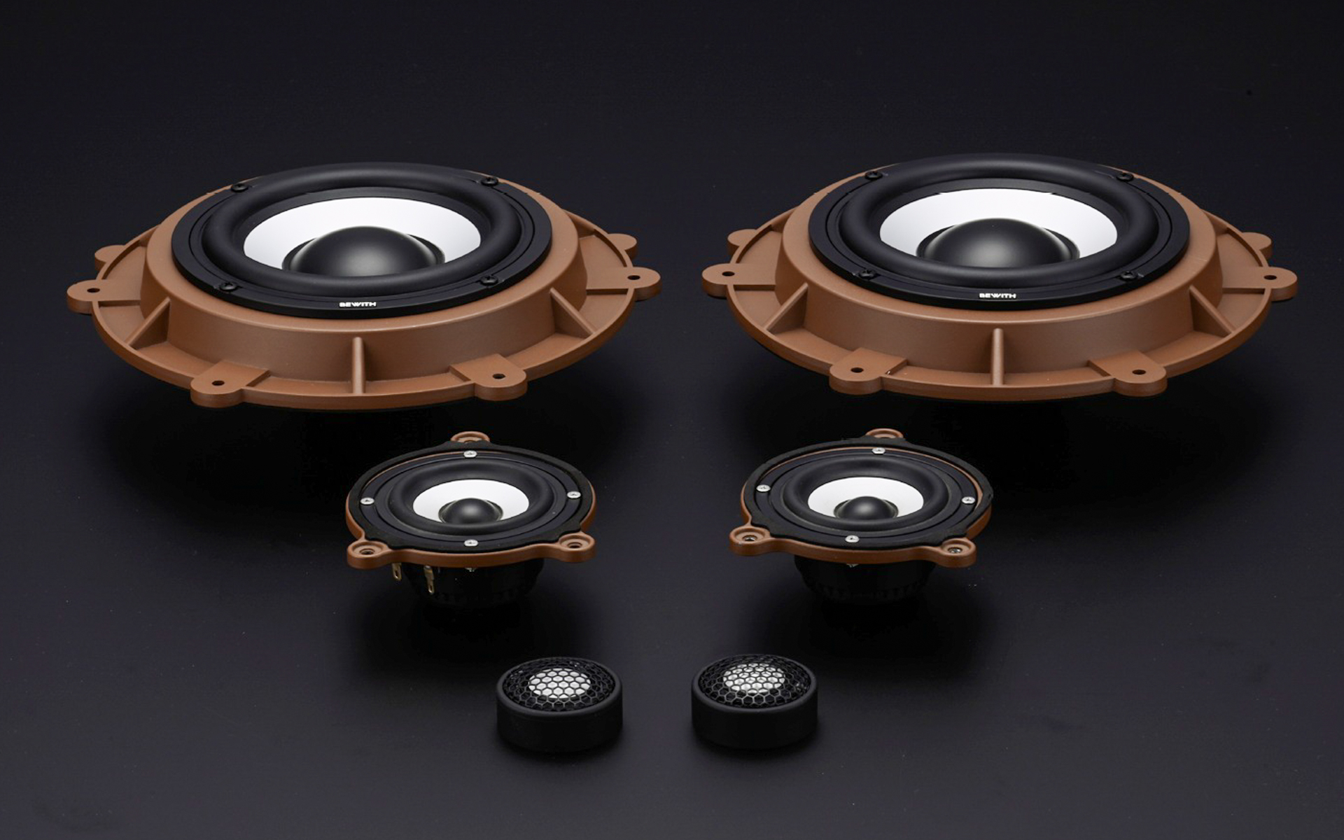 「Reference AM」シリーズの2.5cmドームトゥイーター「L-25R」、8.8cmミッドレンジ「L-88RS」、16.5cmウーファー「L-165RS」を採用したセパレート3ウェイシステムを採用