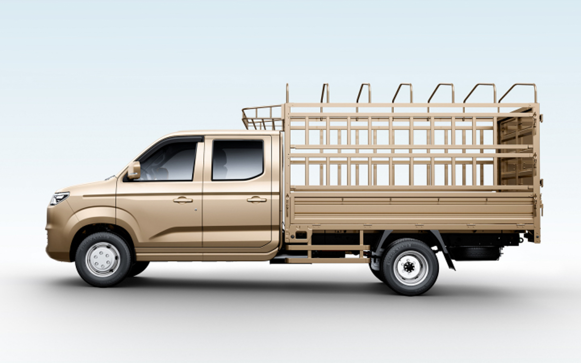 ガソリンレンジエクステンダーとCNGレンジエクステンダーにはダブルキャブの設定もある