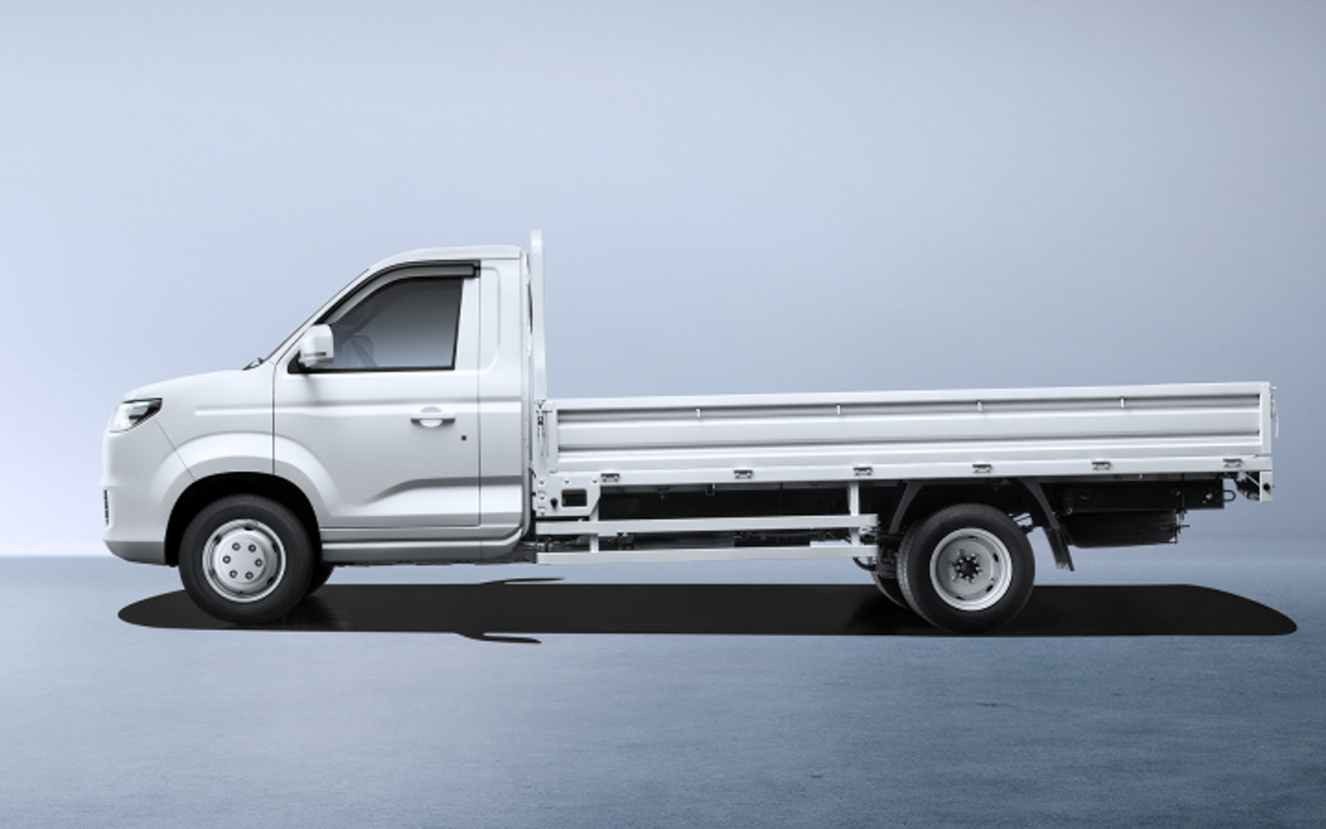 瑞馳社の新型商用モデル「瑞馳C5」には、バッテリEV（電気自動車）仕様のほか、小型ガソリンエンジンを発電機として搭載して走行中にバッテリを充電して航続距離を延ばすガソリンレンジエクステンダー仕様と、発電用にCNG（圧縮天然ガス）エンジンを搭載したCNGレンジエクステンダー仕様も設定されている