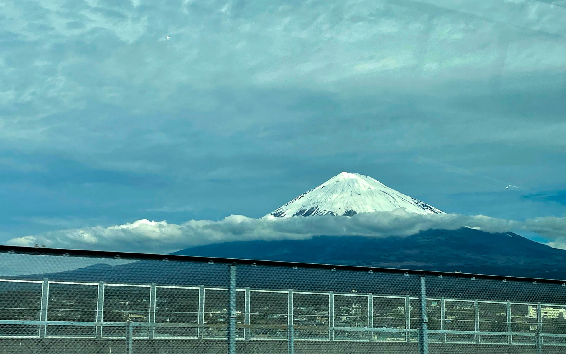 新東名高速から見える富士山は雄大で素晴らしい。後席からユックリ眺められた。ちなみにキャラバンは前席はタップリしている。パワートレーンも元気だが、ドアの開閉など細部にもう少し気配りが欲しいというのが実感