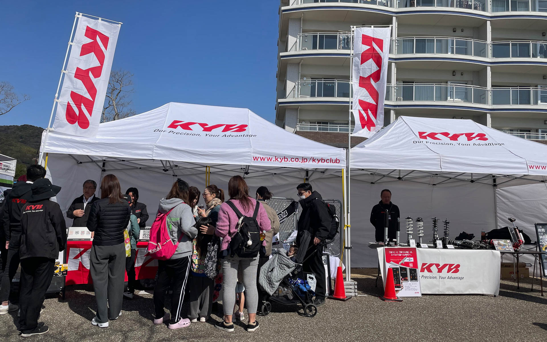 日曜日は天気もよく穏やかな風が吹いている中で2張りのテントを展開できてホッとした