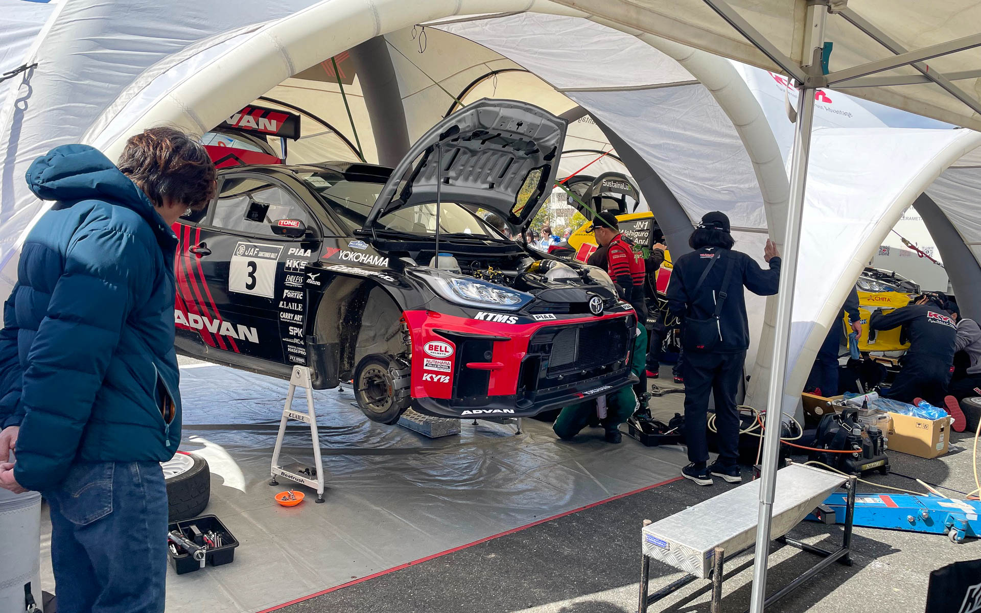 2年目のADVAN KTMS GRヤリス・ラリー2。この後「順調！」と言って出て行った。最終日は4位で帰ってきた