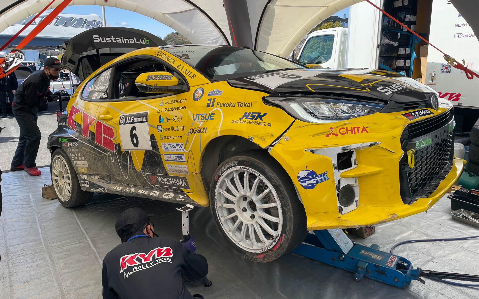 クラッシュの修復作業に入るカヤバ号。なかなか持病が完治しないようで苦戦が続く