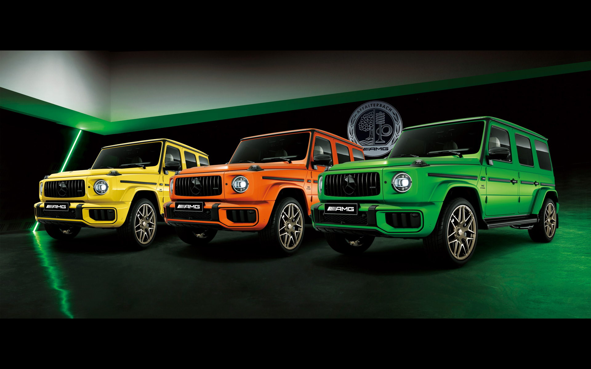 3色の専用カラーを設定、左から「MANUFAKTUR サンイエロー（ソリッド）」「MANUFAKTUR カッパーオレンジマグノ（マット）」「MANUFAKTUR グリーンヘルマグノ（マット）」