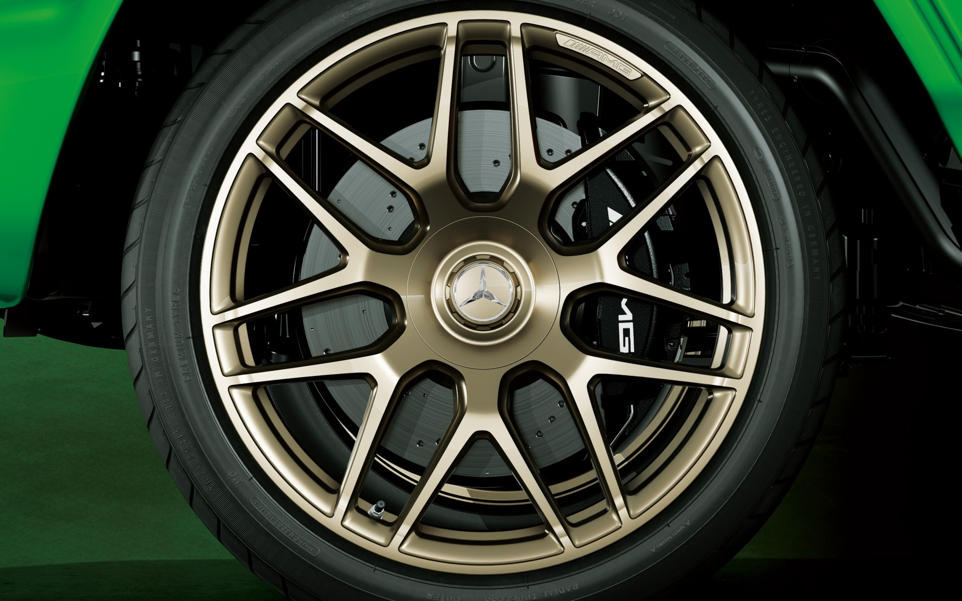 ゴールド（マット）カラーの MANUFAKTUR 22インチAMG 鍛造アルミホイールを採用