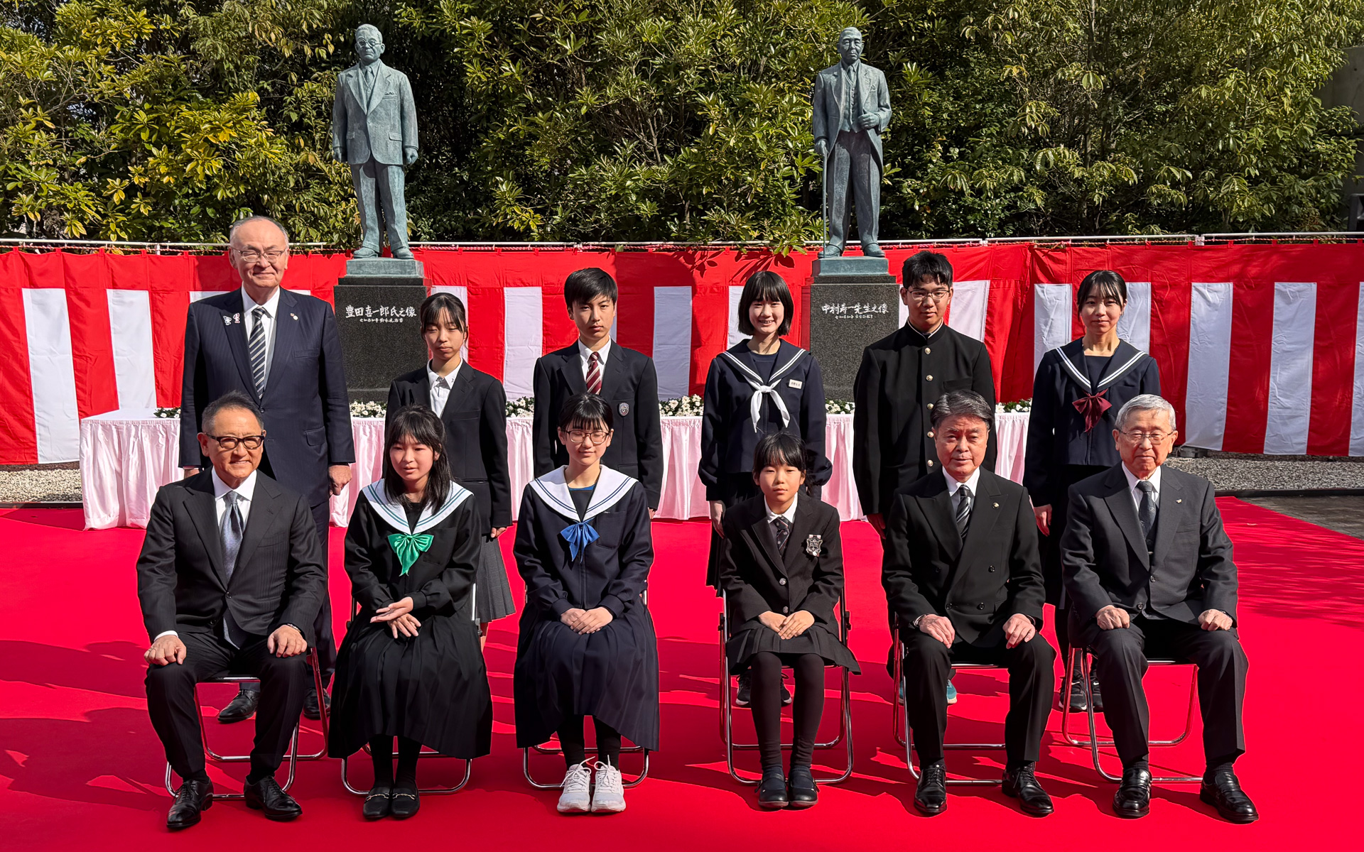 豊田市役所にある中村寿一氏・豊田喜一郎氏の銅像とともに記念写真