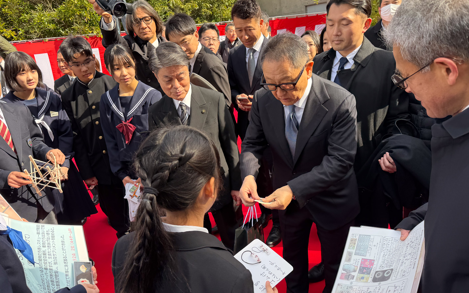 献花式や豊田少年少女発明クラブの表彰の後、クラブメンバーと交流する太田市長と豊田会長