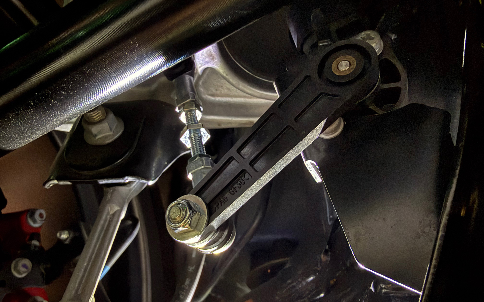 なお、車高を下げた場合、ヘッドライト用オートレベライザーの位置がズレてしまう。つまり、車高を下げたことでクルマが荷物をいっぱい乗せたのだと勘違いを引き起こし、光軸は思いっきり下に向いてしまうわけだ。そこで、このような「TEIN調整式オートレベライザーロッド」（5500円～6050円）で高さを補正する必要がある。車高を下げたけれどこの対策はまだという方々、夜はとっても見にくくなっているはずなのでお気をつけを！