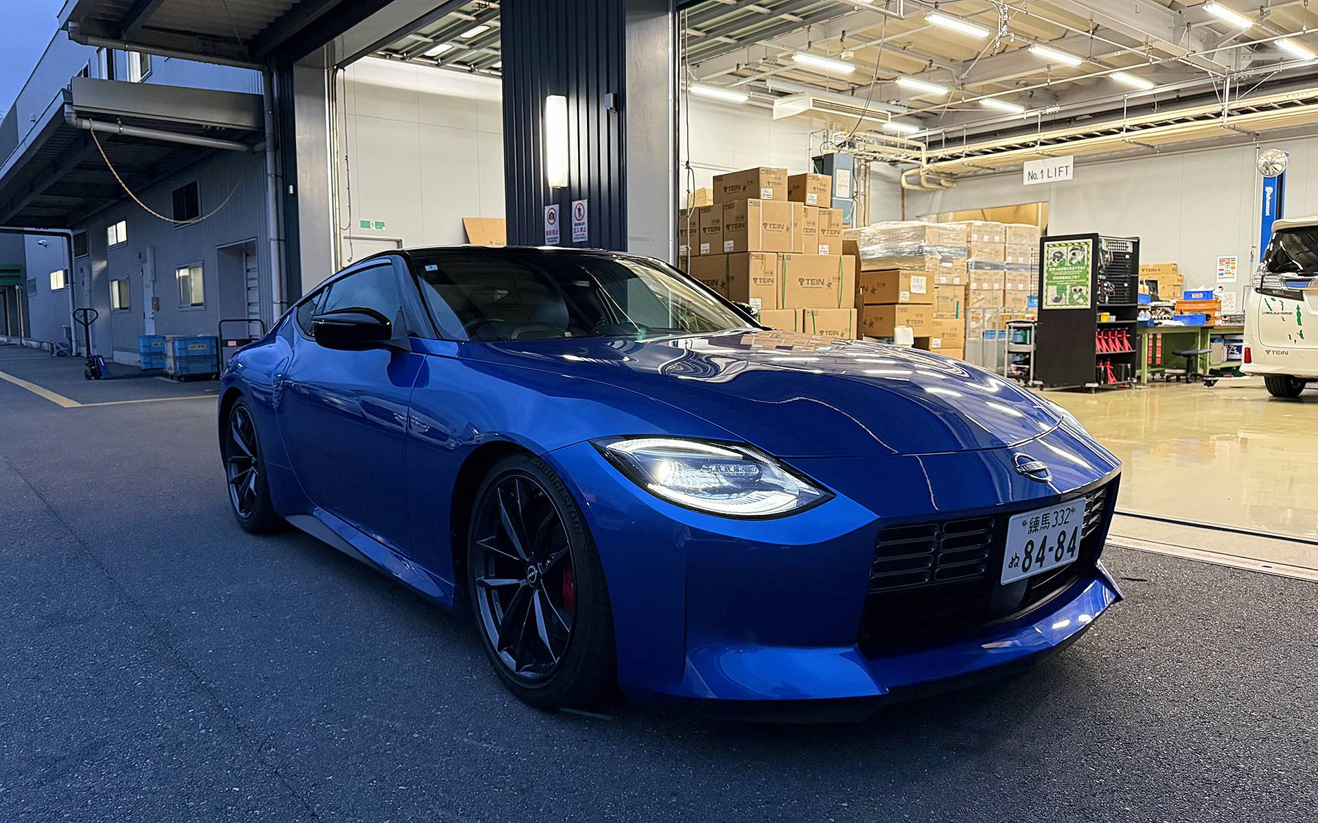 なお、車高を下げた場合、ヘッドライト用オートレベライザーの位置がズレてしまう。つまり、車高を下げたことでクルマが荷物をいっぱい乗せたのだと勘違いを引き起こし、光軸は思いっきり下に向いてしまうわけだ。そこで、このような「TEIN調整式オートレベライザーロッド」（5500円～6050円）で高さを補正する必要がある。車高を下げたけれどこの対策はまだという方々、夜はとっても見にくくなっているはずなのでお気をつけを！