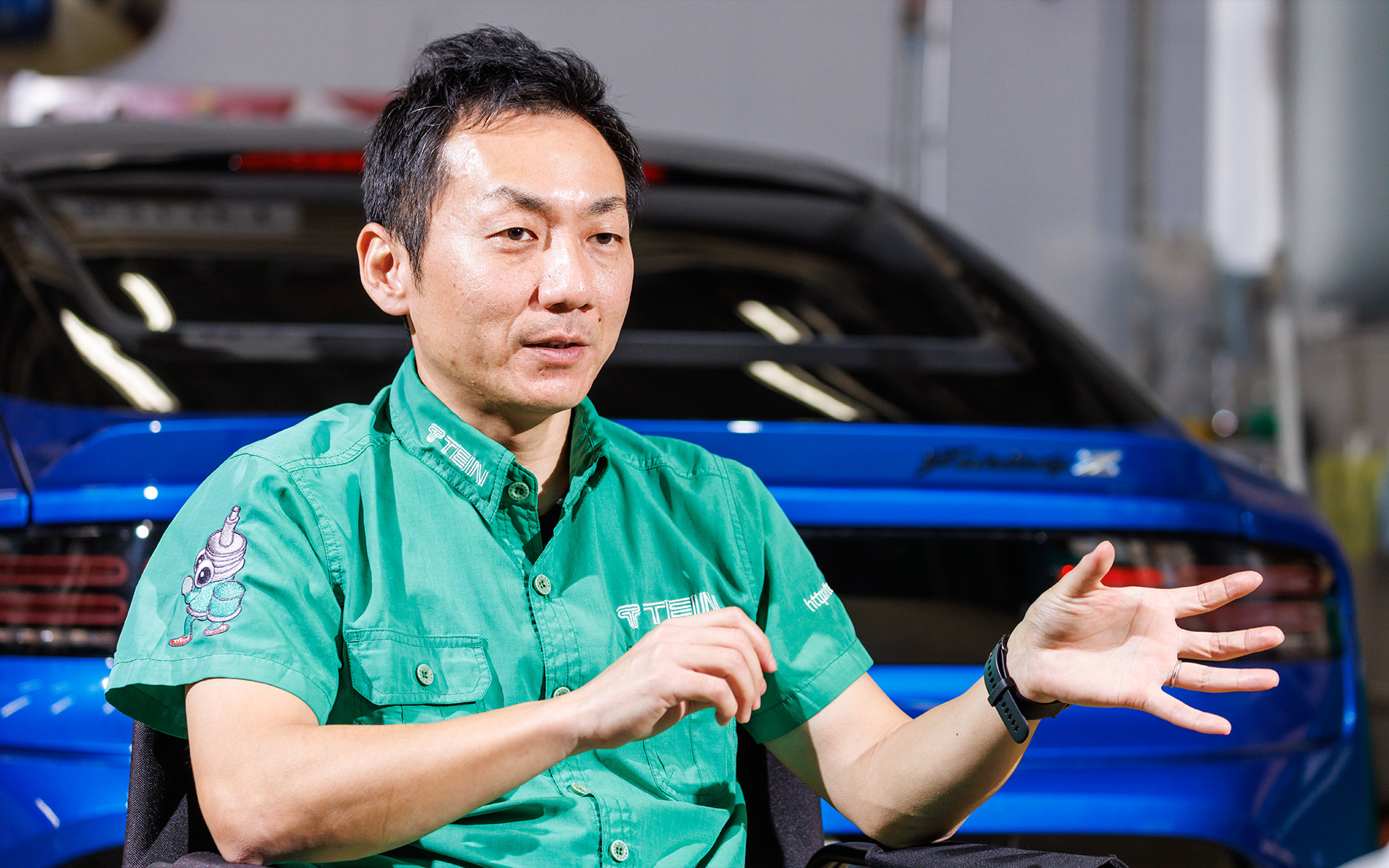 「FLEX Z」を試した前回に続いて株式会社テイン 開発課の渡邊宏尚氏（左）に協力いただき、富士スピードウェイ ショートサーキットで足まわりの交換を行ないながら街中とサーキットで「MONO RACING」とEDFC5の組み合わせを試した