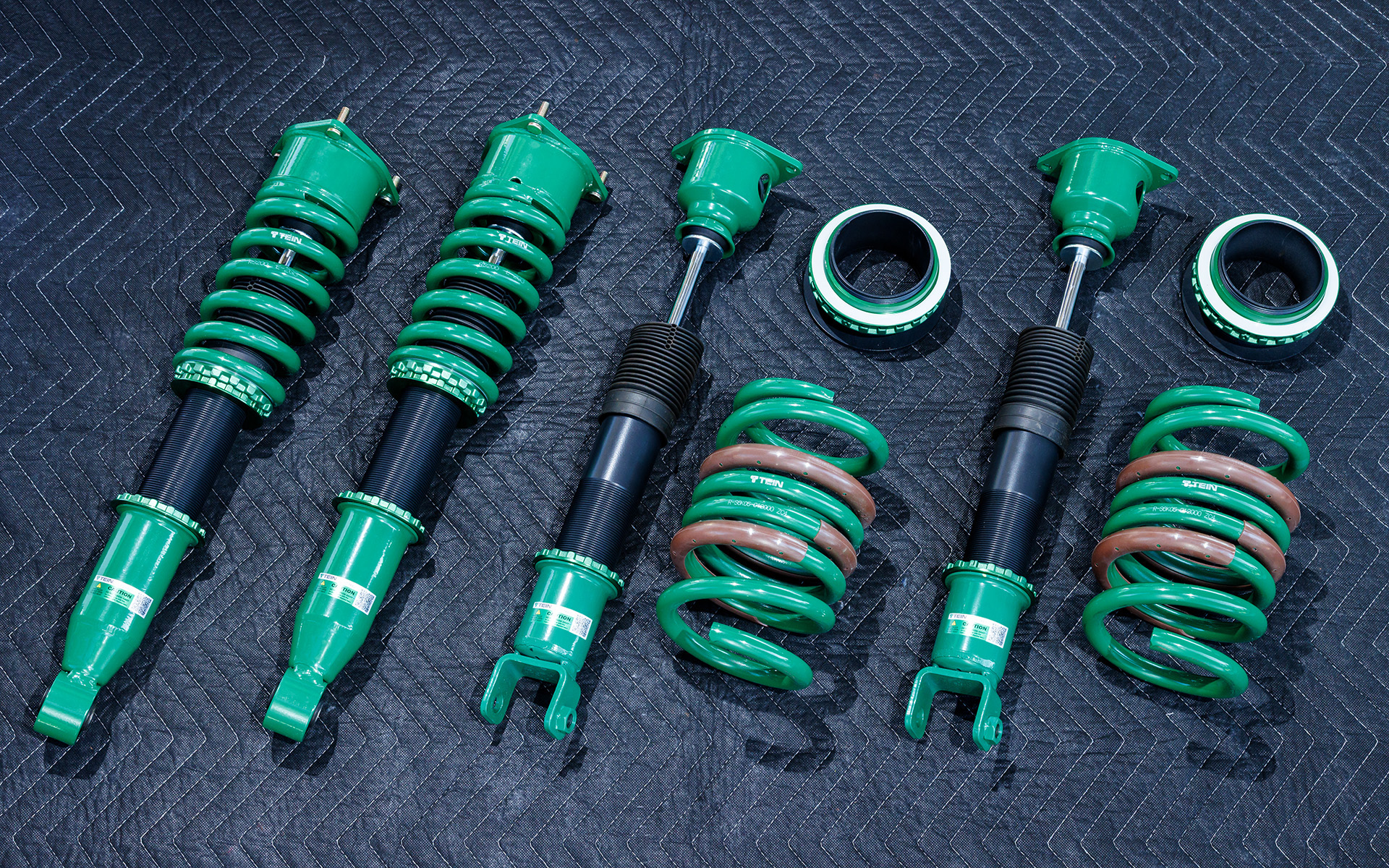 単筒式ショックアブソーバーであるサーキット走行に適した「MONO RACING」が今回の主役。ハイエンドモデル「SUPER RACING」のセッティングをベースに、スポーツ走行に適した基本スプリングレートの設定や減衰力チューニングを施した車高調となる。基準スプリングレートから±2kgf/mmの範囲でレート変更が可能な「スプリングレート無償変更システム」に加え、好みの減衰力への変更やダンパーストロークの変更にも対応してくれる