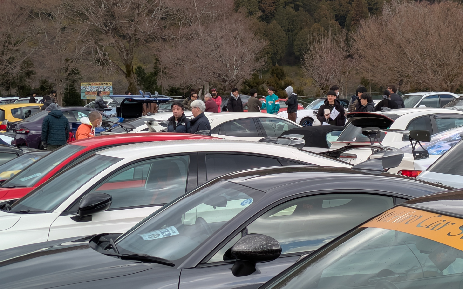 参加者はお互いにTE37の履きこなし術やカラーの違いなどを参考にするなど会話が弾んでいた