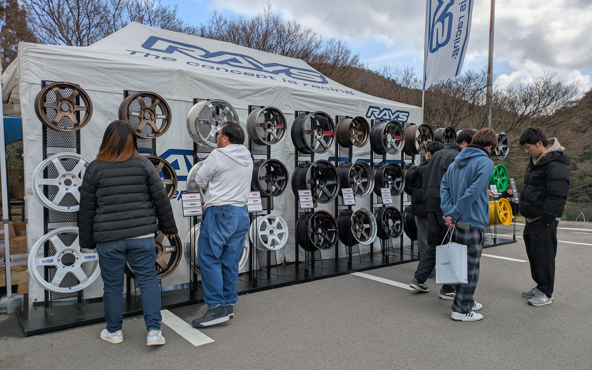 ずらりと並んだTE37シリーズを眺める参加者