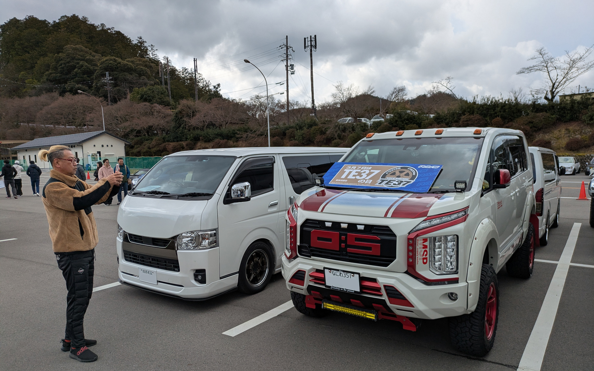 「TE37の日」記念パネルと記念撮影を楽しんでいた参加者