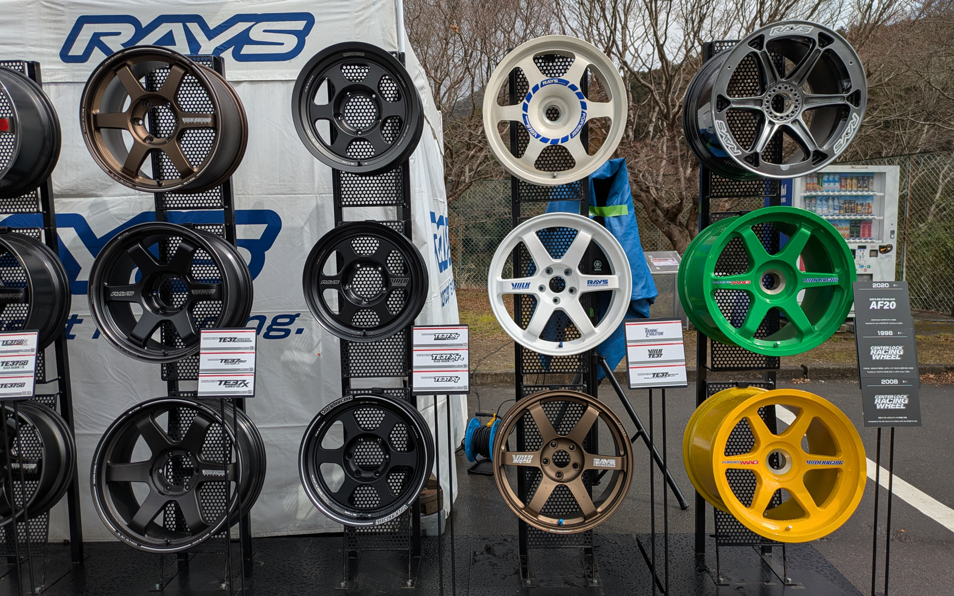 ずらりと並べられたボルクレーシングTE37シリーズ