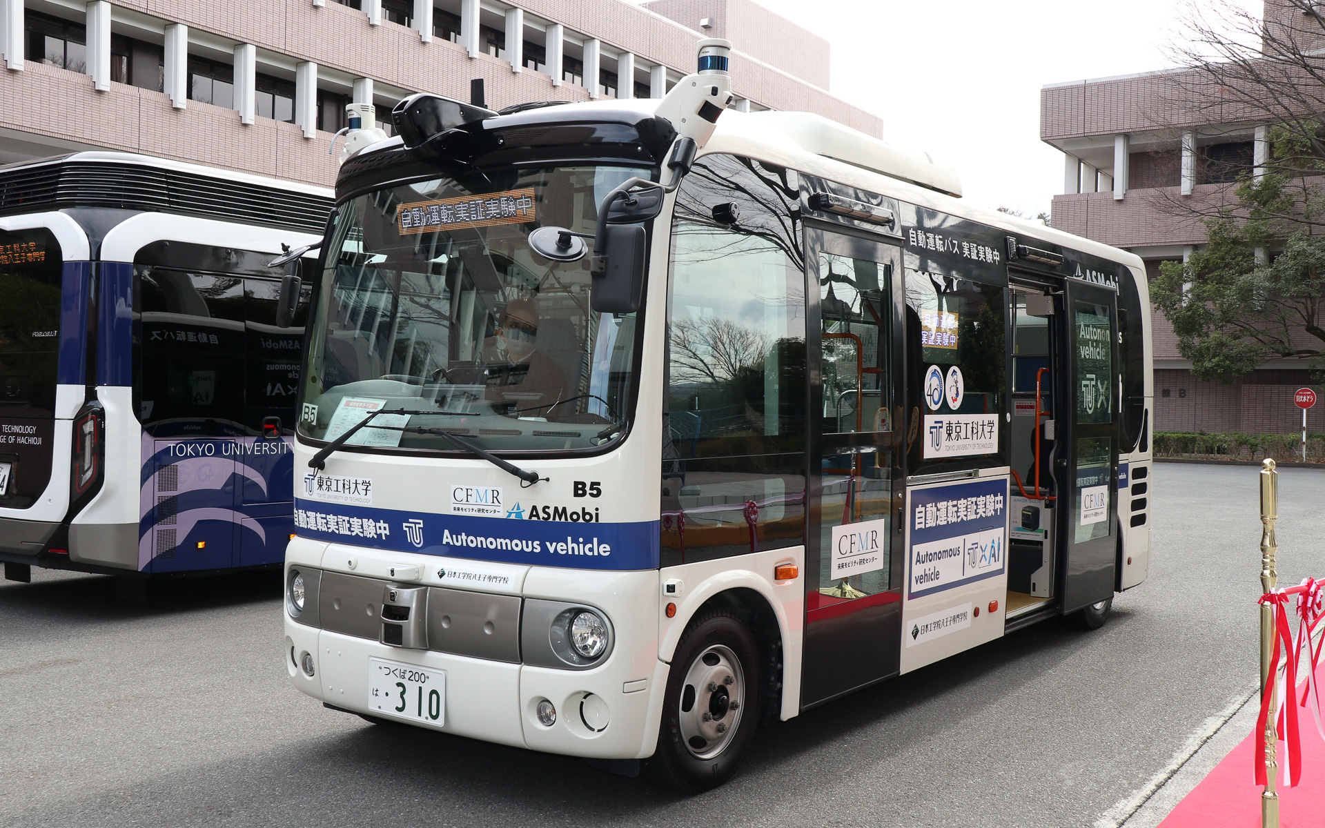 日野自動車の小型バス「ポンチョ」をベース車両として先進モビリティが開発した自動運転スクールバス