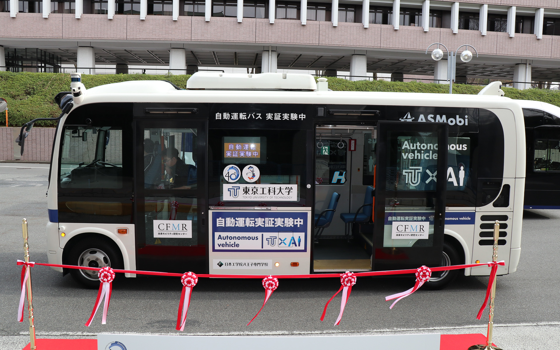 ボディの4面に自動運転の実証実験を行なっていることを示すステッカーなどが貼られている