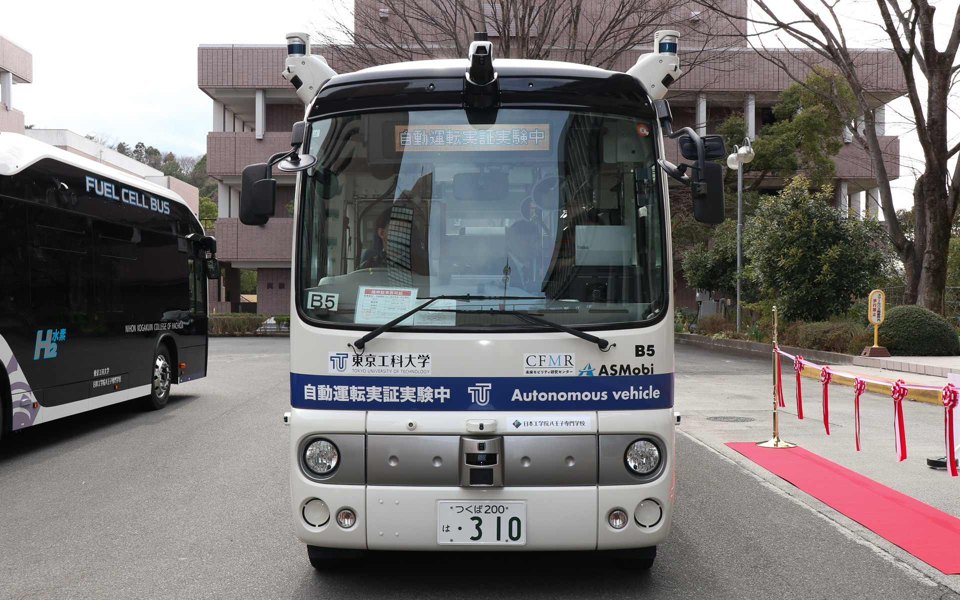 車両のルーフやフロントマスク、ボディ側面などに障害物を認識するカメラや移動する物体を検知するLiDARなどのセンサー類を多数搭載