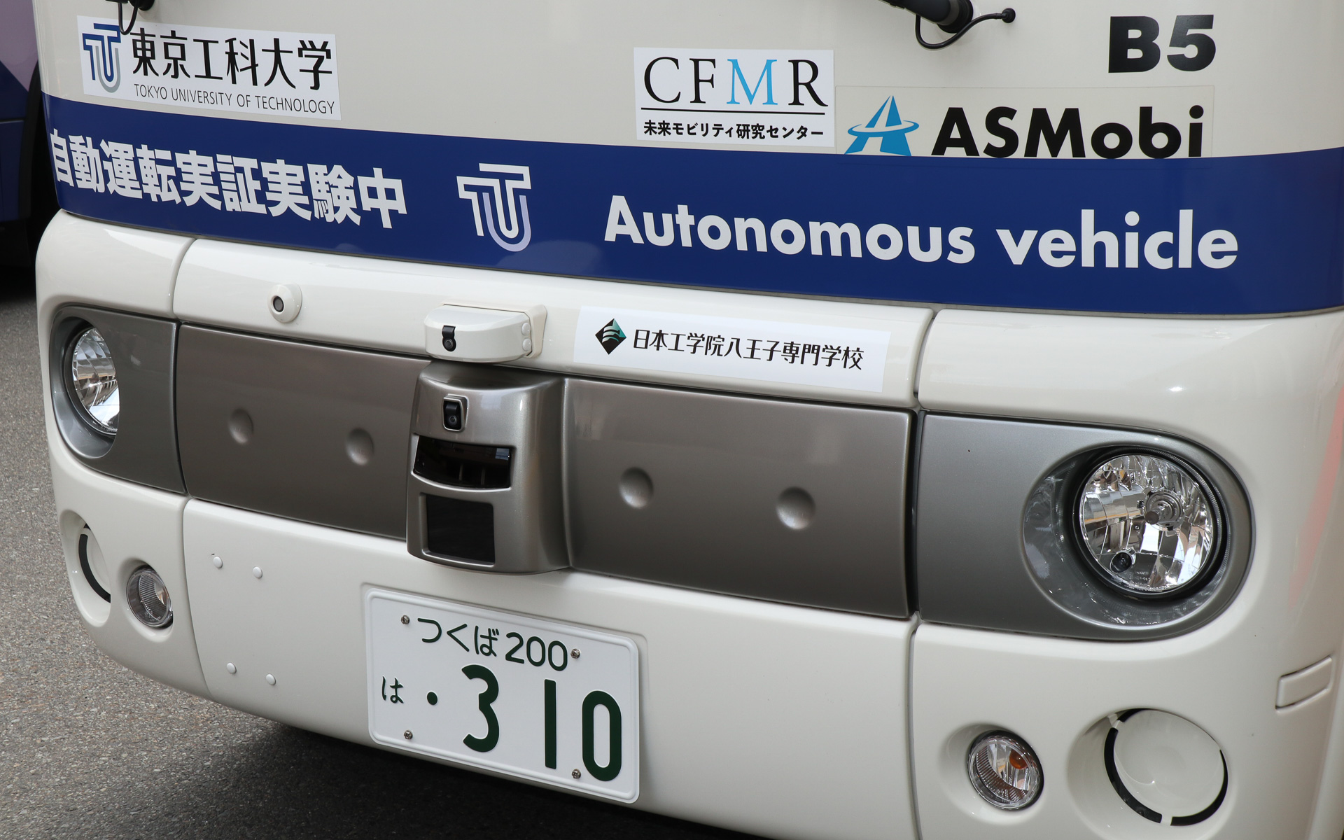 車両のルーフやフロントマスク、ボディ側面などに障害物を認識するカメラや移動する物体を検知するLiDARなどのセンサー類を多数搭載