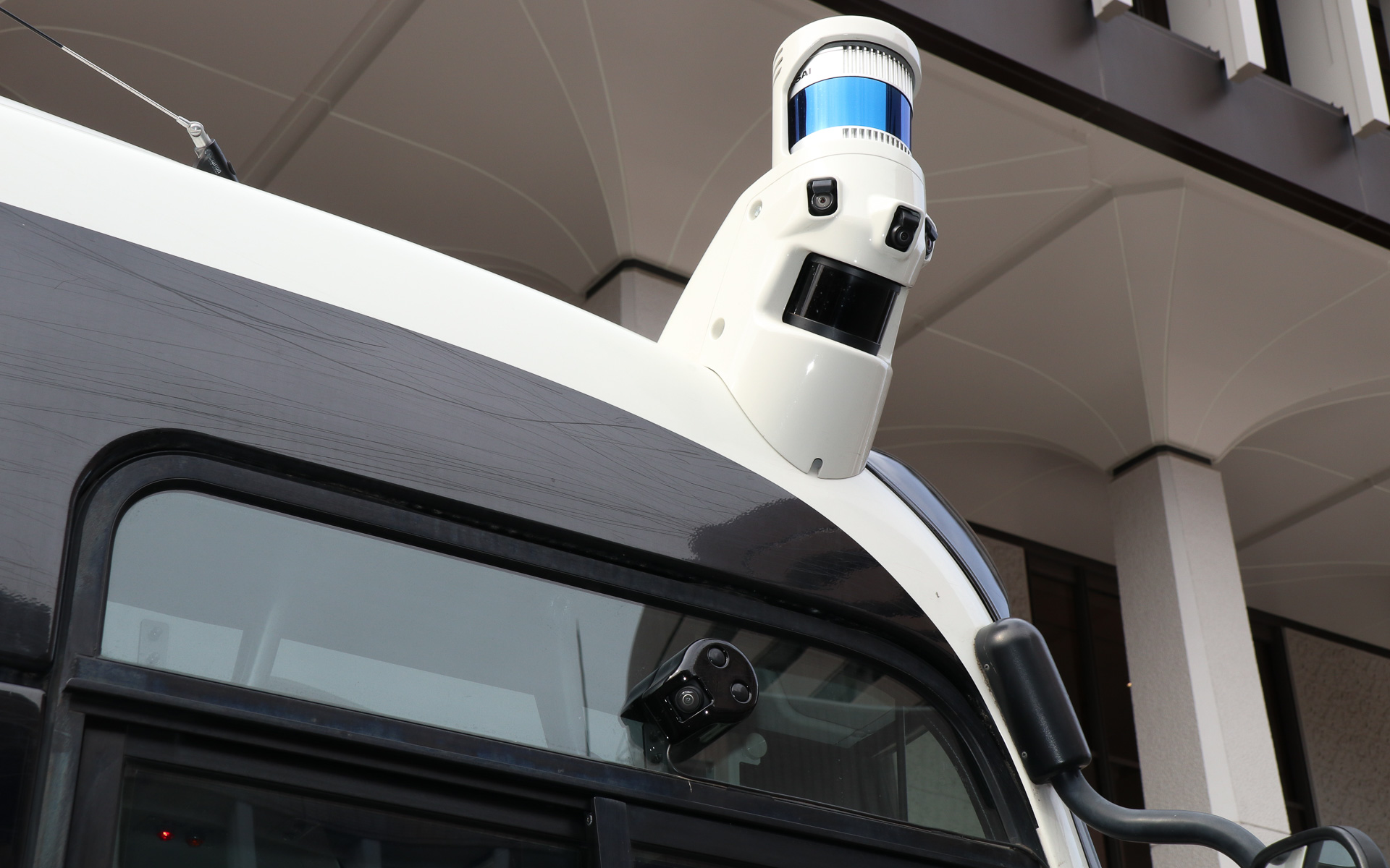 車両のルーフやフロントマスク、ボディ側面などに障害物を認識するカメラや移動する物体を検知するLiDARなどのセンサー類を多数搭載