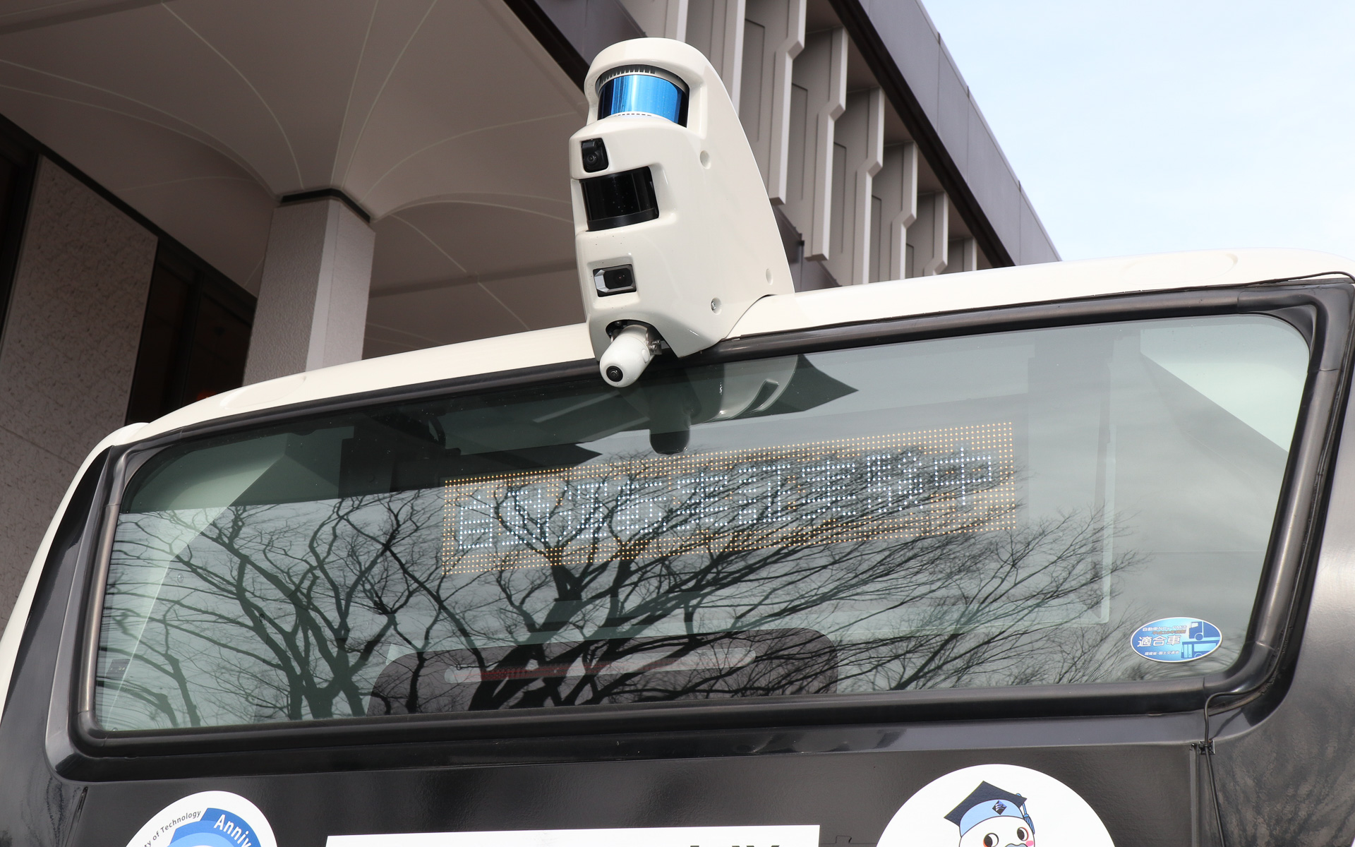 車両のルーフやフロントマスク、ボディ側面などに障害物を認識するカメラや移動する物体を検知するLiDARなどのセンサー類を多数搭載