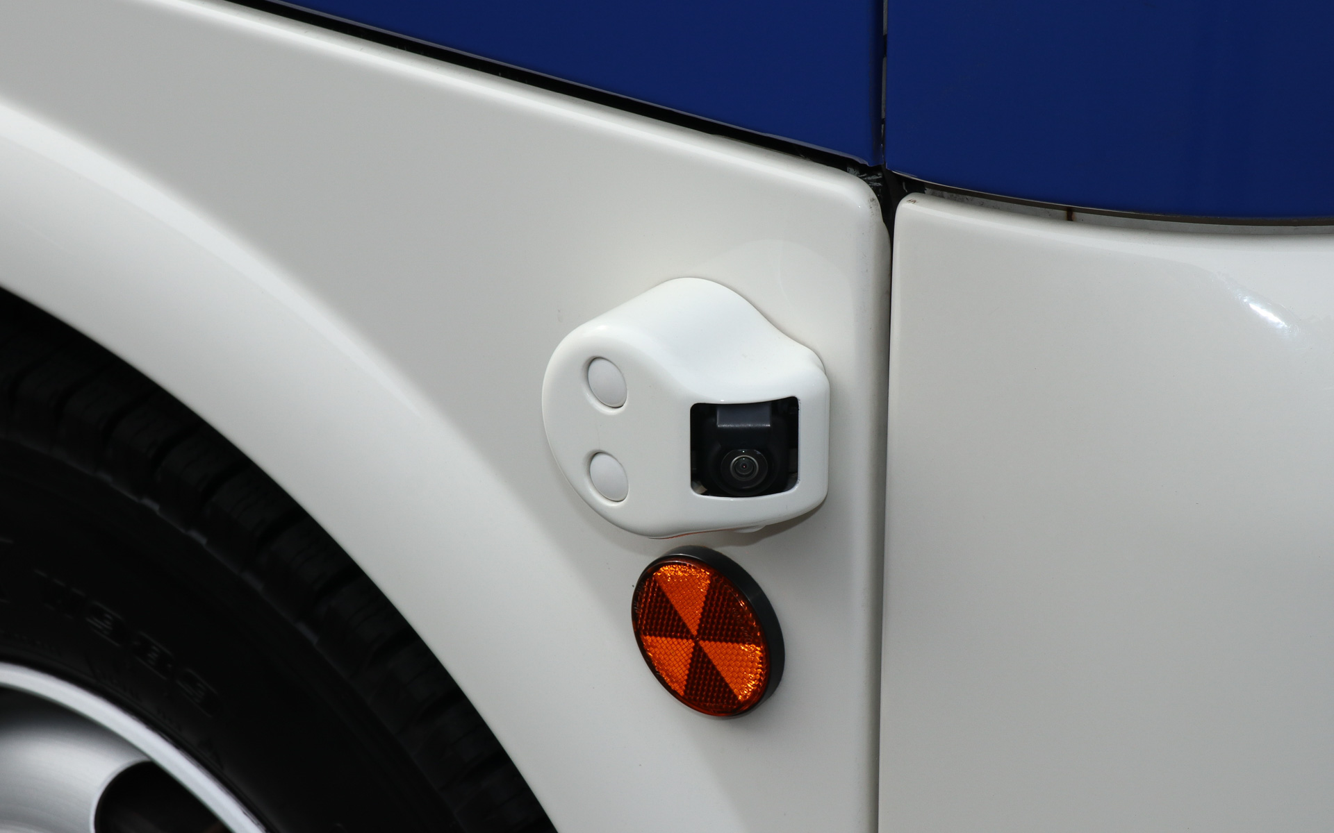 車両のルーフやフロントマスク、ボディ側面などに障害物を認識するカメラや移動する物体を検知するLiDARなどのセンサー類を多数搭載