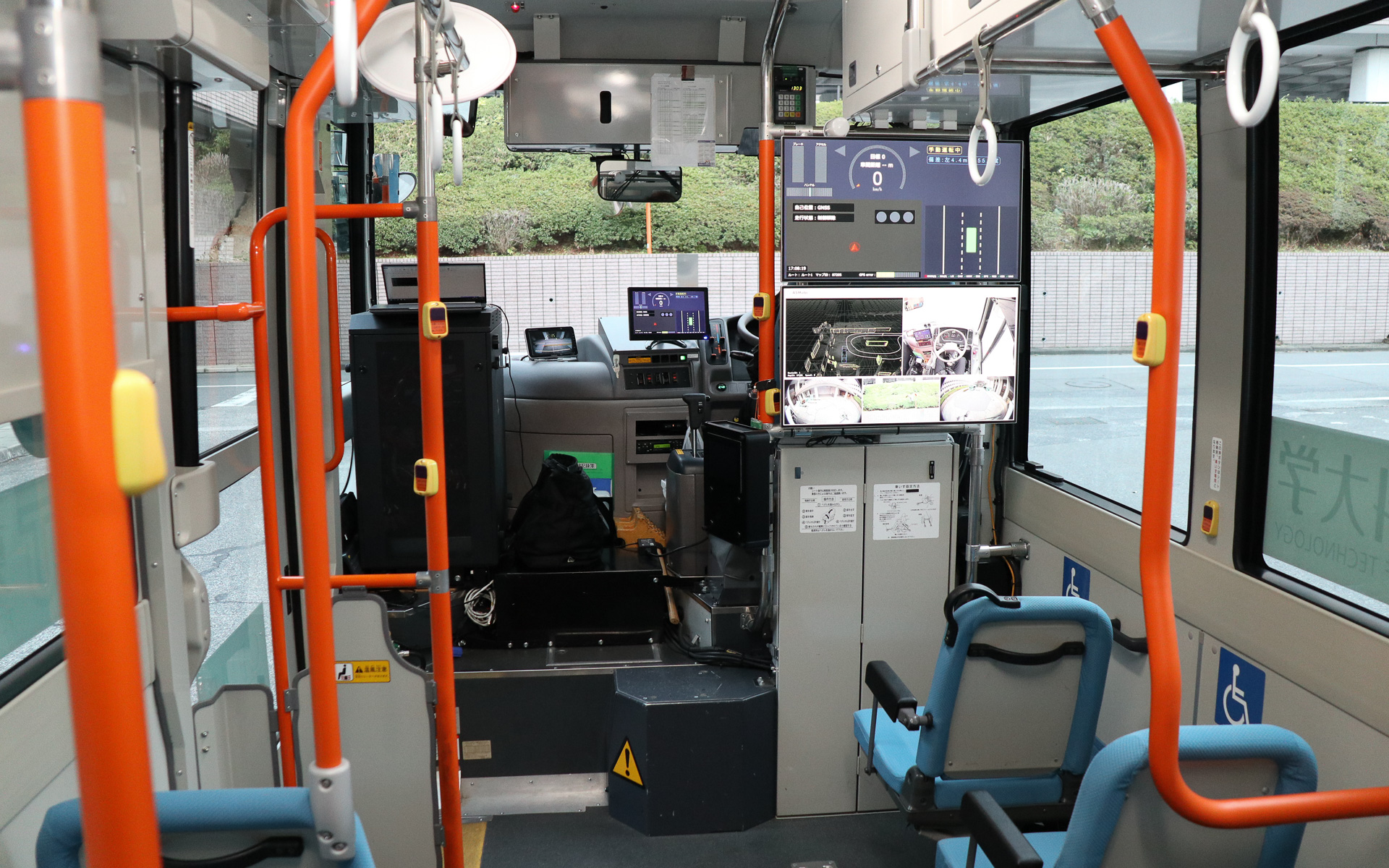 自動運転スクールバスの車内