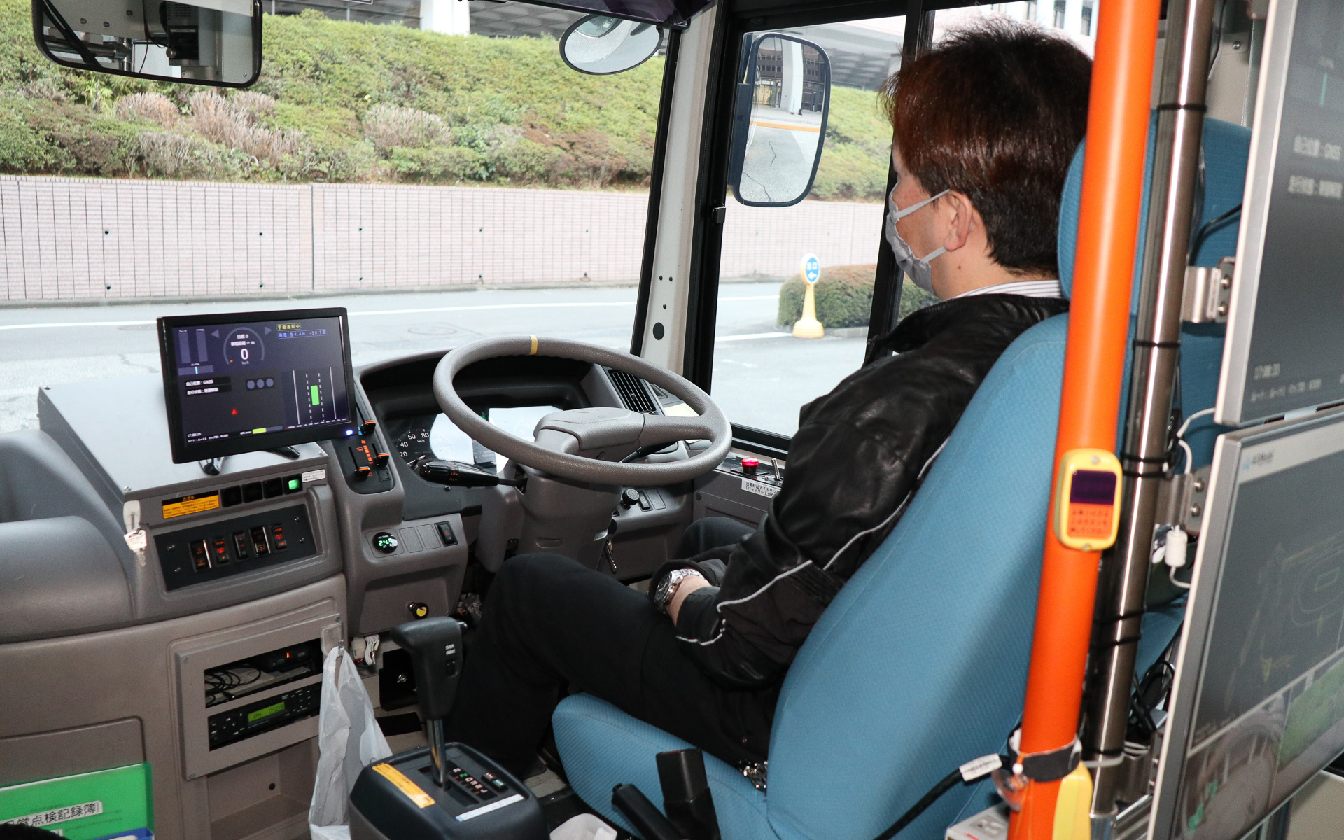 実証実験はレベル2として行なわれるため、運転席にはセーフティドライバーが乗車