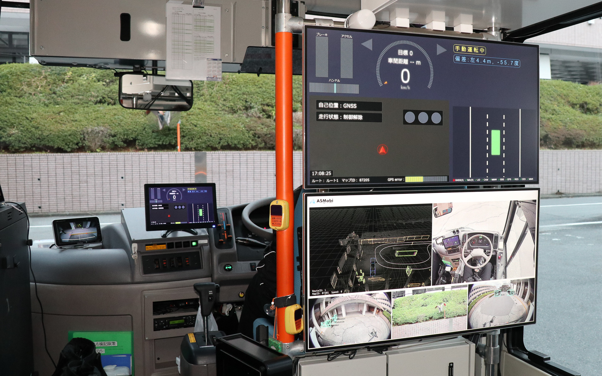 運転席の後方に自動運転の作動状態やカメラ、LiDARの映像などを公開する2枚の大型ディスプレイを設置