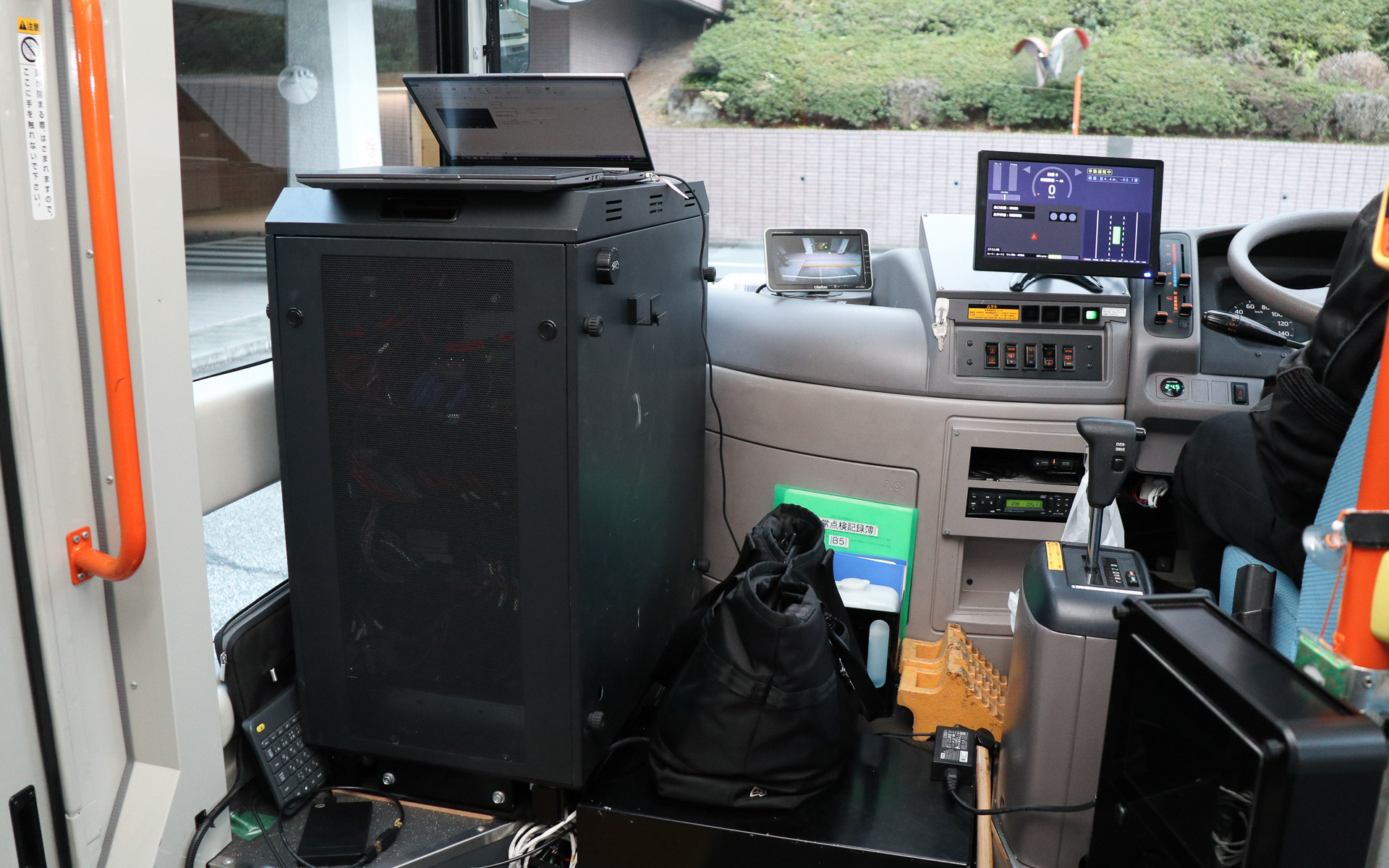 運転席の左側に設置されたボックスで自動運転に関するすべての制御を行なう