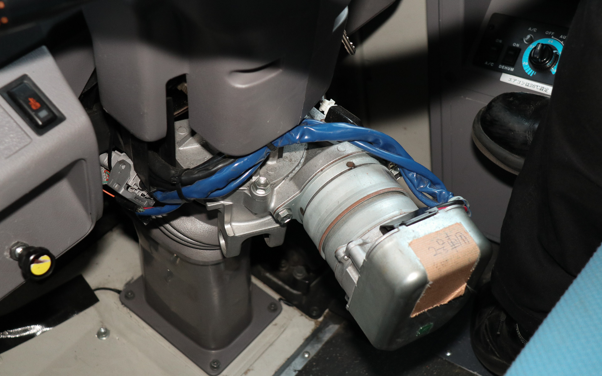 ステアリングシャフトに設置されたアクチュエーターで操舵を行なう