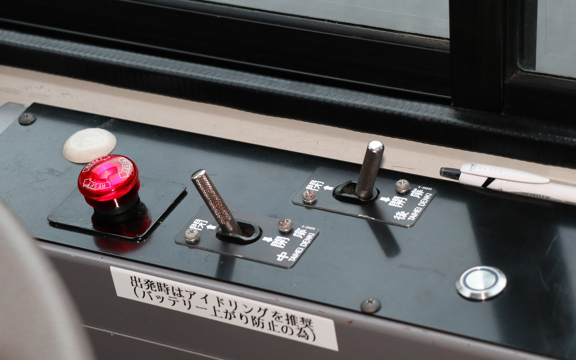 運転席の右側に2個のボタンを追加。前方側の赤いスイッチを押し込むことで自動運転から手動運転に切り替わる