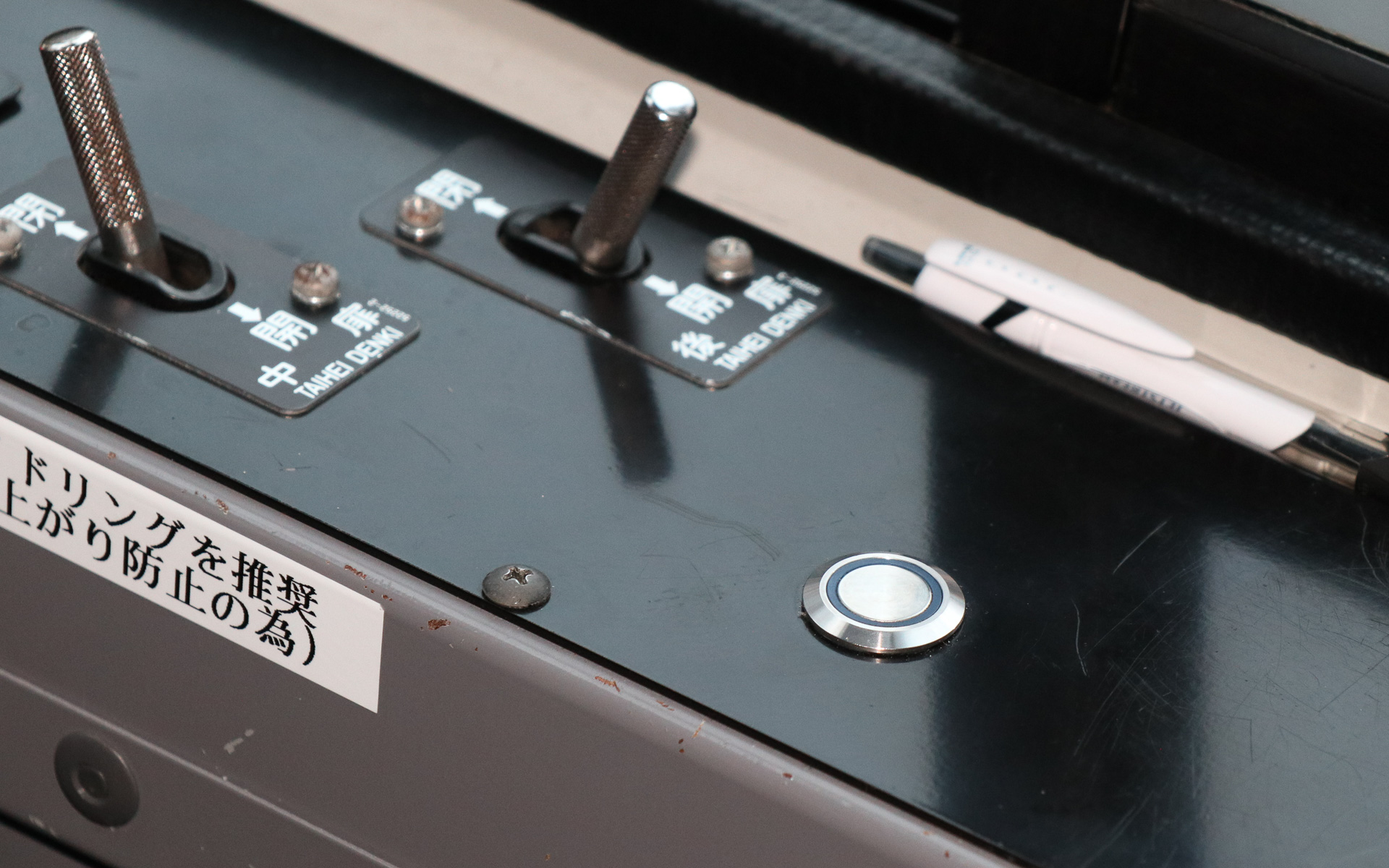 後方側のメタルスイッチは、セーフティドライバーが安全確認をしてシステムに右折するタイミングを指示するために利用される